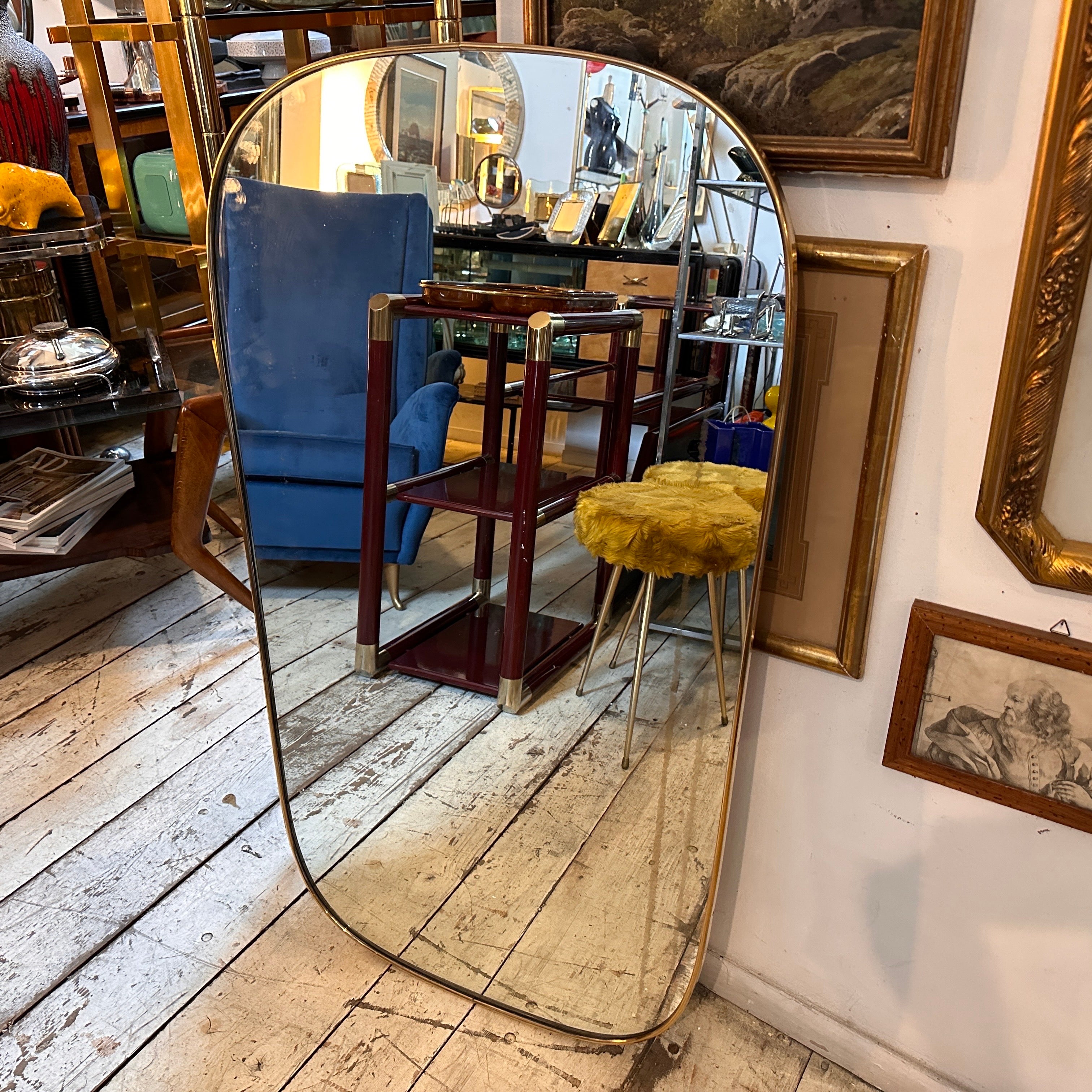 An huge mid-century modern oval shaped solid brass wall mirror hand-crafted in Italy in the Fifties in the manner of Gio Ponti, brass it's in original patina, the original glass has some stains, please see all the photos not only the first one.
This