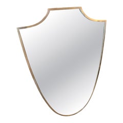 Espejo de pared con escudo italiano de latón estilo Gio Ponti de mediados de siglo XX