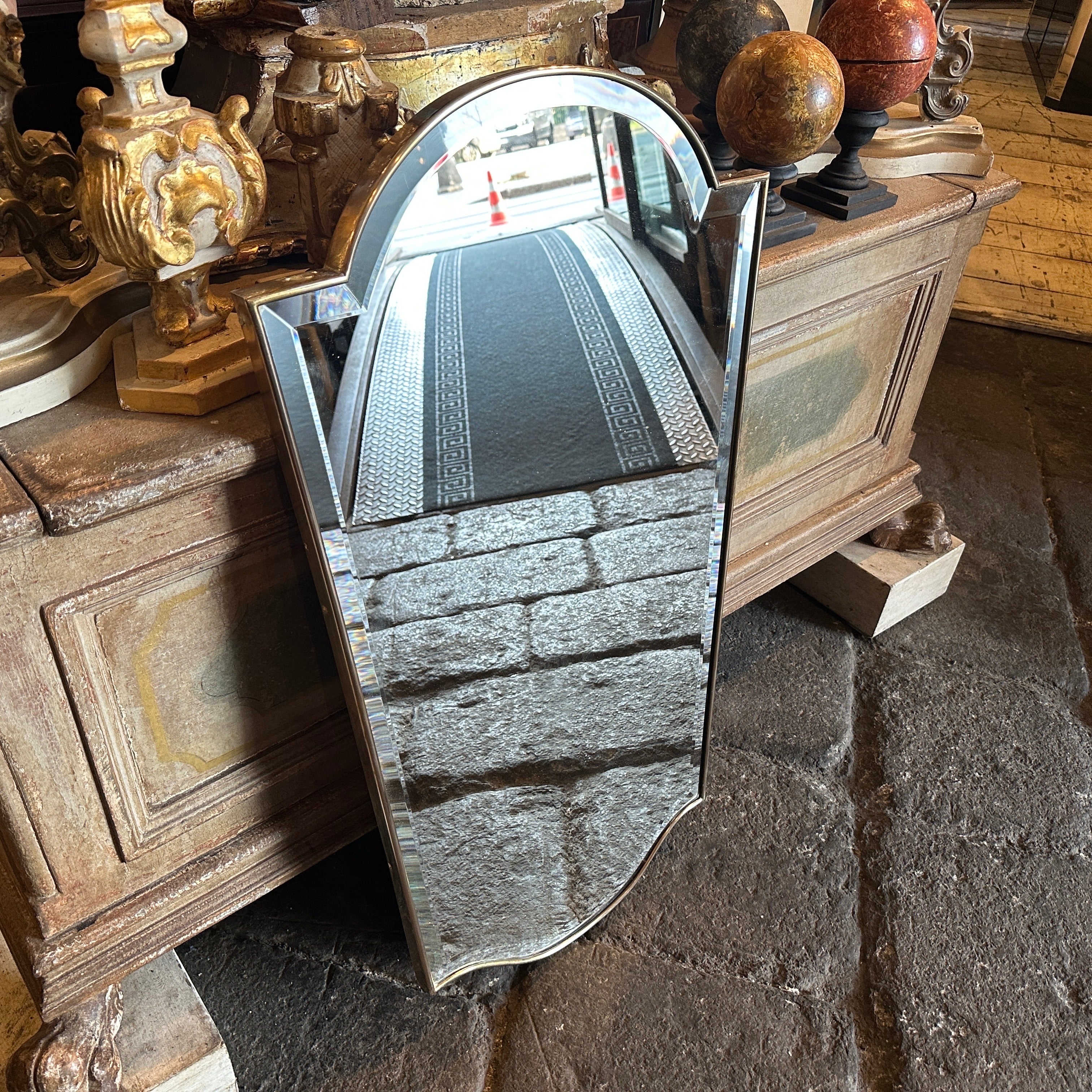 Specchio da parete in ottone italiano del 1950 in stile Gio Ponti, metà secolo moderno
Superbo esempio di design italiano della metà del secolo scorso, questo specchio da parete in ottone degli anni '50 è un pezzo sorprendente che incarna l'eleganza
