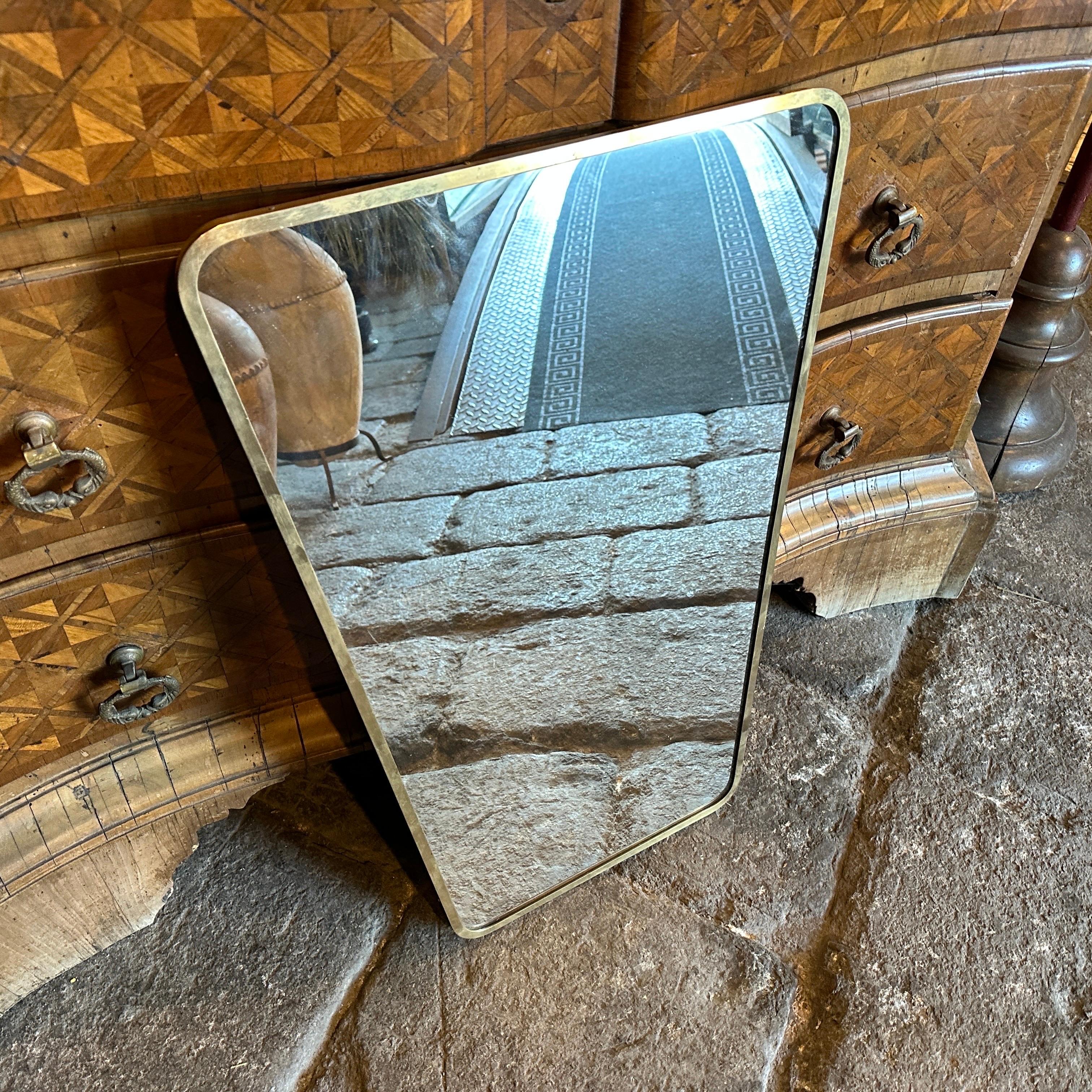 1950s Gio Ponti Style Mid-Century Modern Brass Italian Wall Mirror In Good Condition For Sale In Aci Castello, IT