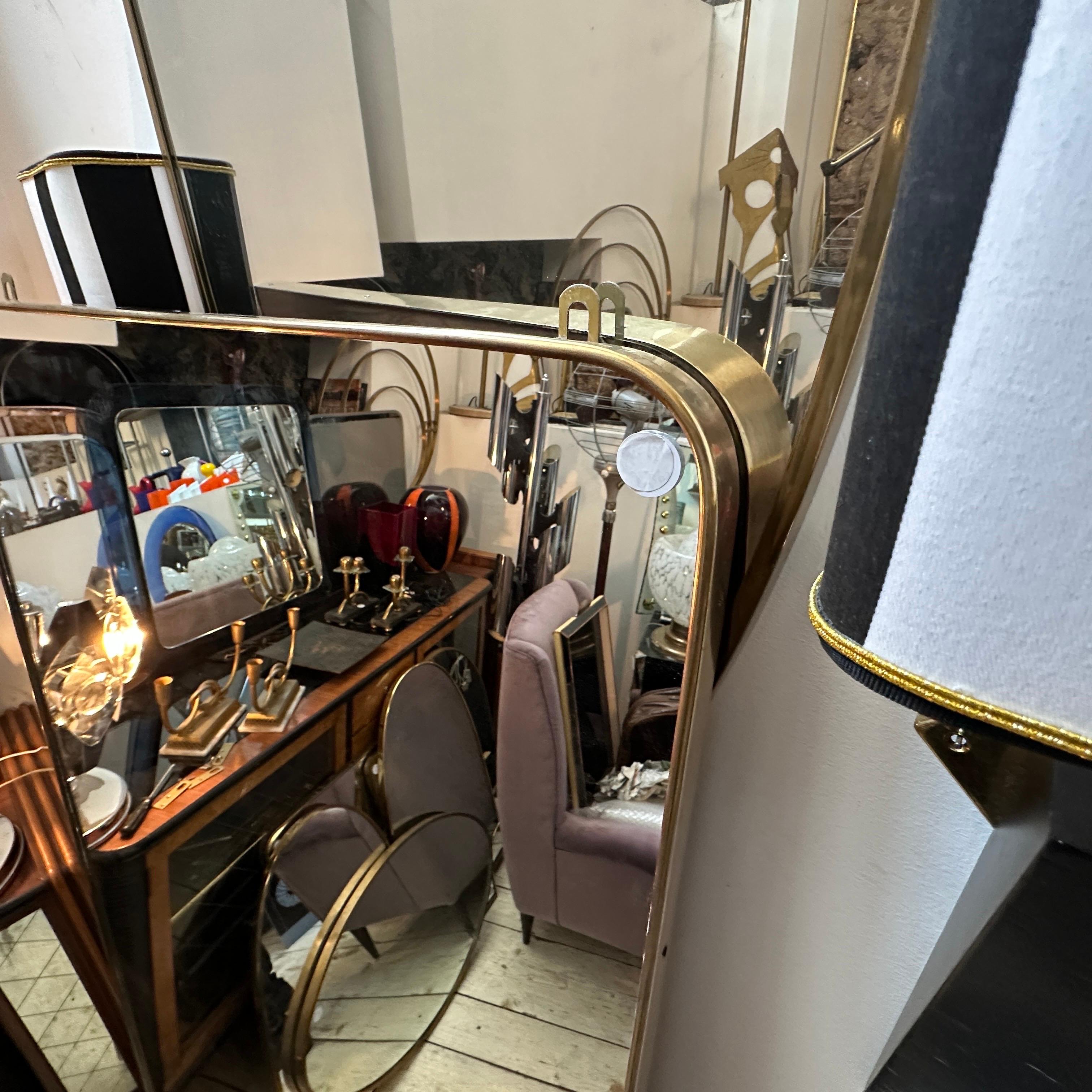 Un sorprendente specchio da parete di grandi dimensioni della metà del secolo scorso, realizzato a mano in Italia negli anni Cinquanta alla maniera di Gio Ponti, che utilizzava questi specchi da parete per arredare le case più prestigiose di Milano