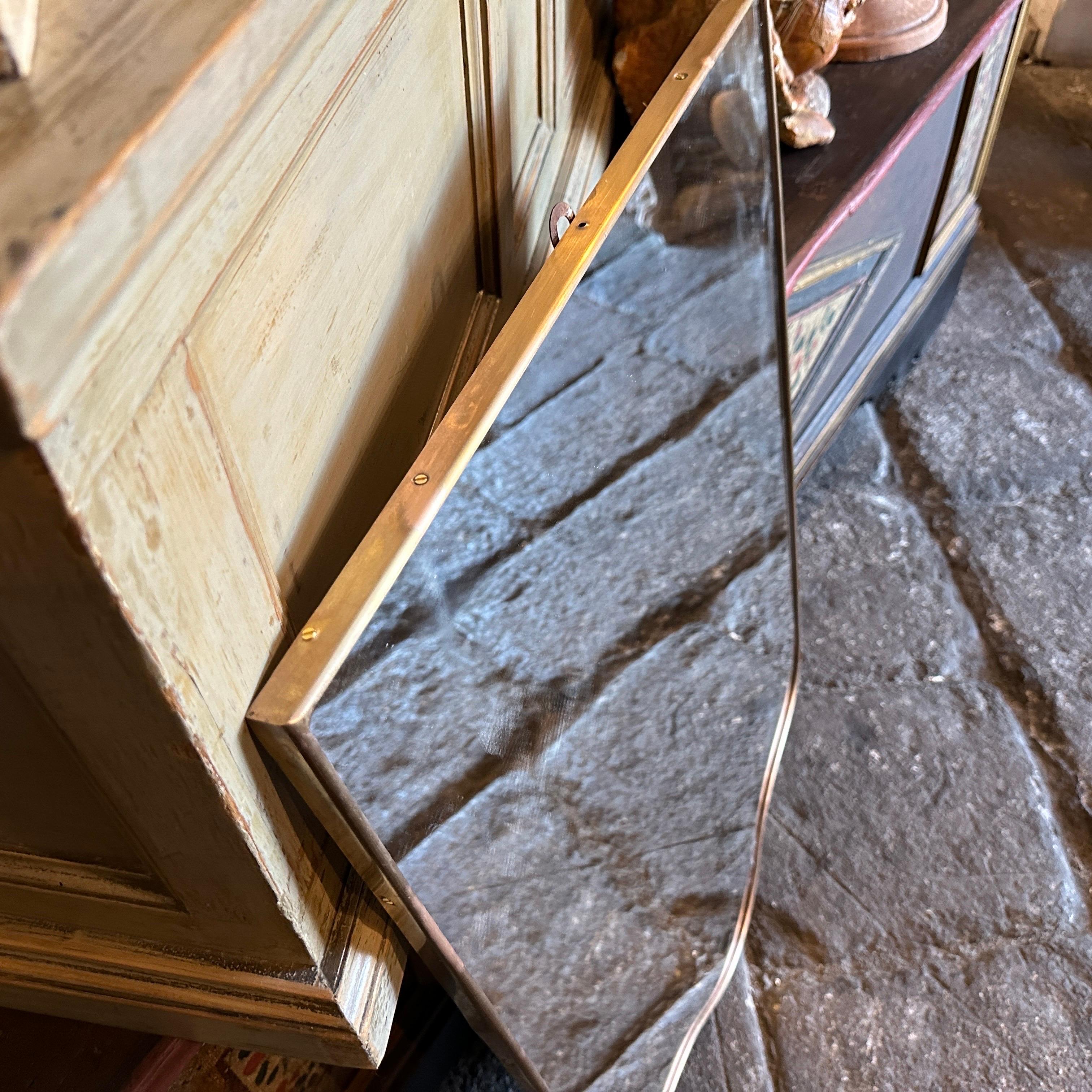 XX secolo Specchio da parete italiano con scudo d'ottone in stile Gio Ponti del 1950, metà secolo moderno in vendita