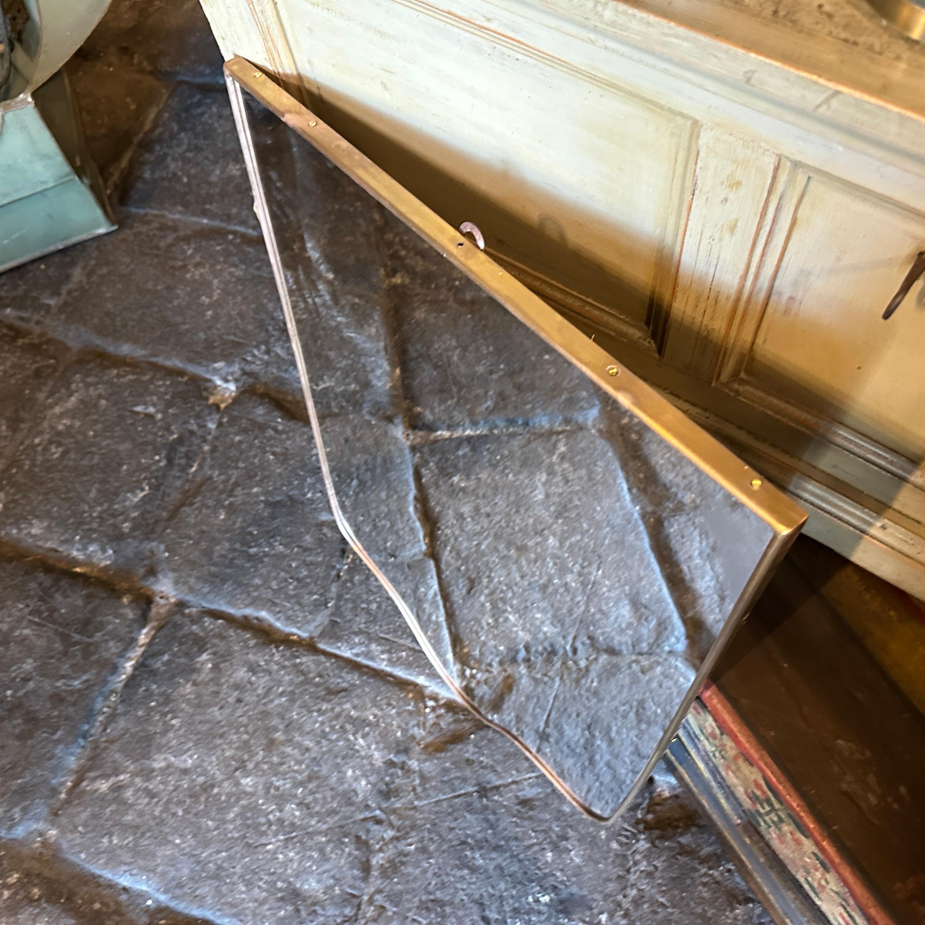 Ottone Specchio da parete italiano con scudo d'ottone in stile Gio Ponti del 1950, metà secolo moderno in vendita