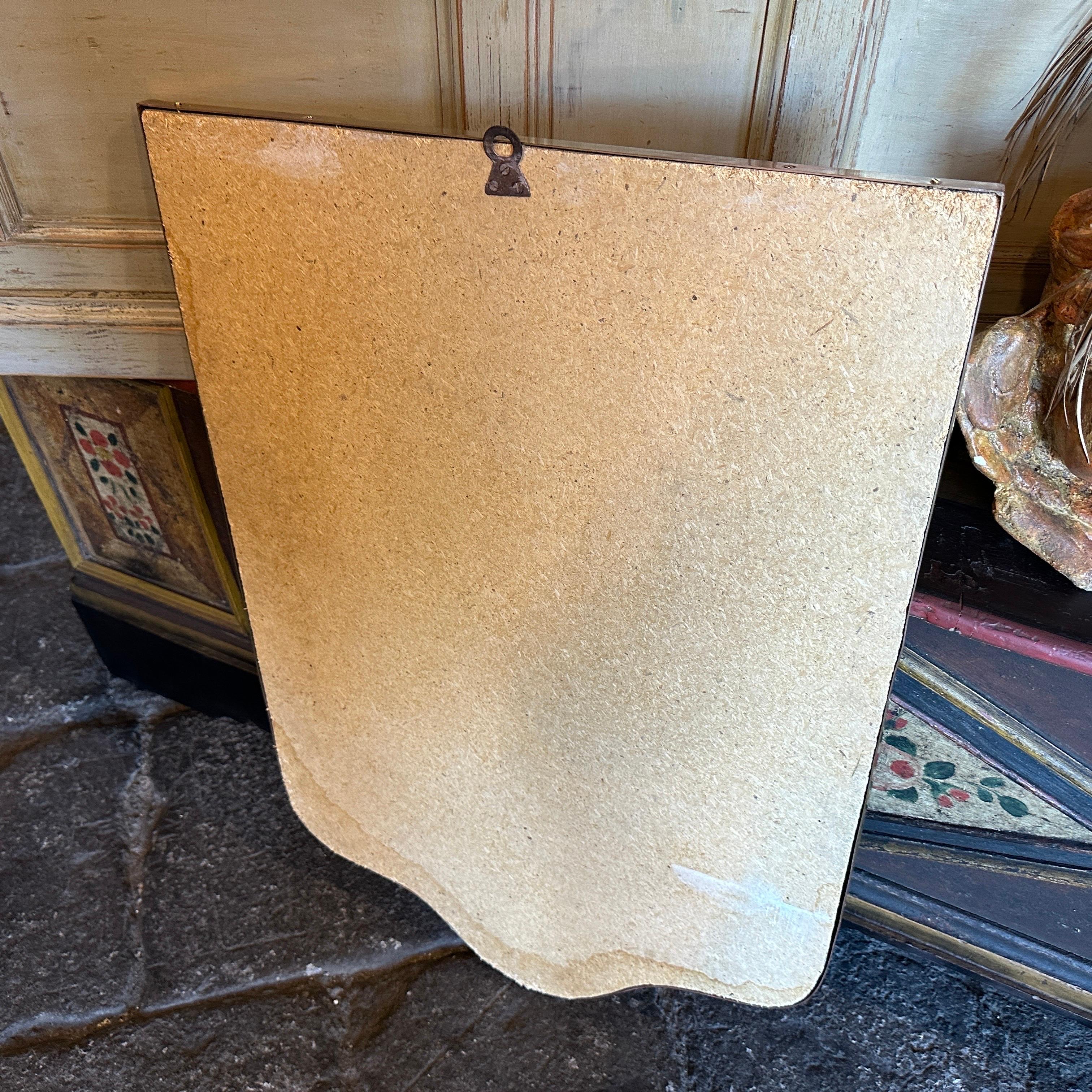 Specchio da parete italiano con scudo d'ottone in stile Gio Ponti del 1950, metà secolo moderno in vendita 1