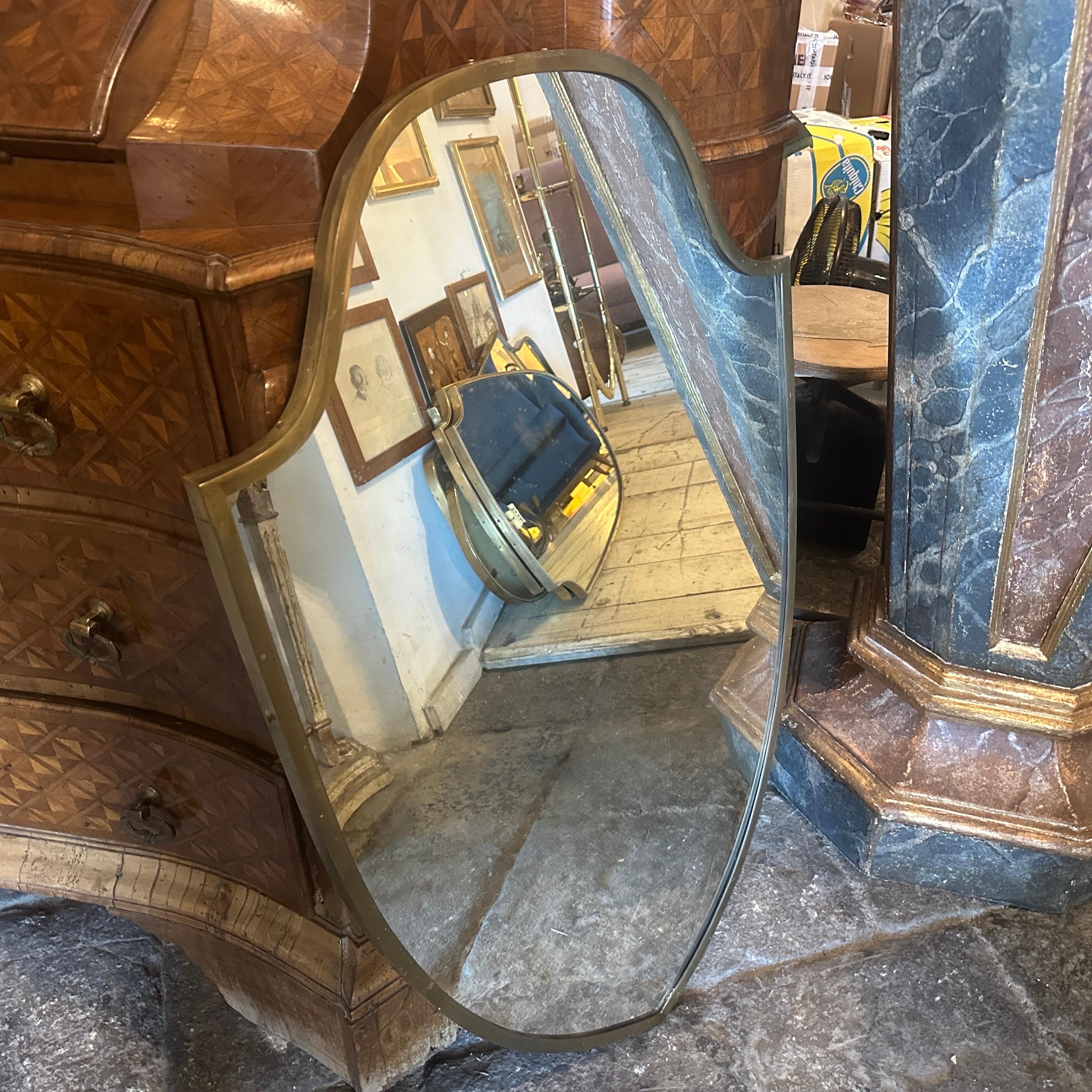 1950s Gio Ponti Style Mid-Century Modern Brass Shield Shaped Big wall Mirror In Good Condition For Sale In Aci Castello, IT