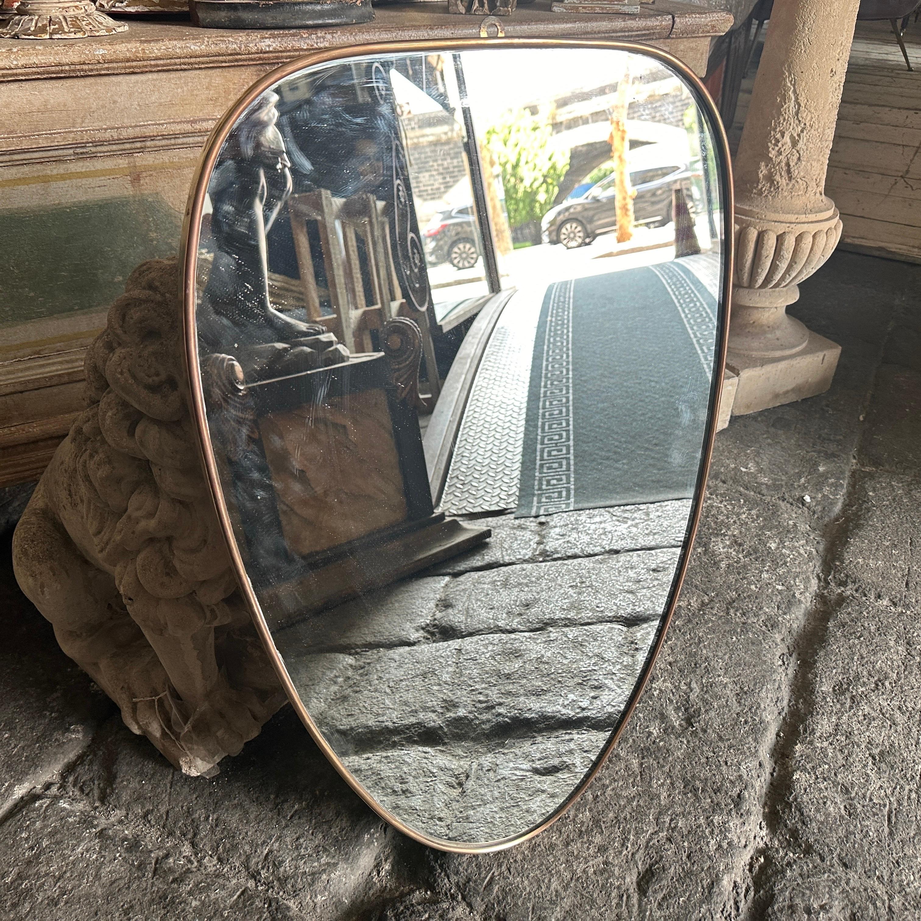 Specchio da parete a forma di scudo in ottone in stile Gio Ponti del 1950, metà secolo moderno in vendita 2