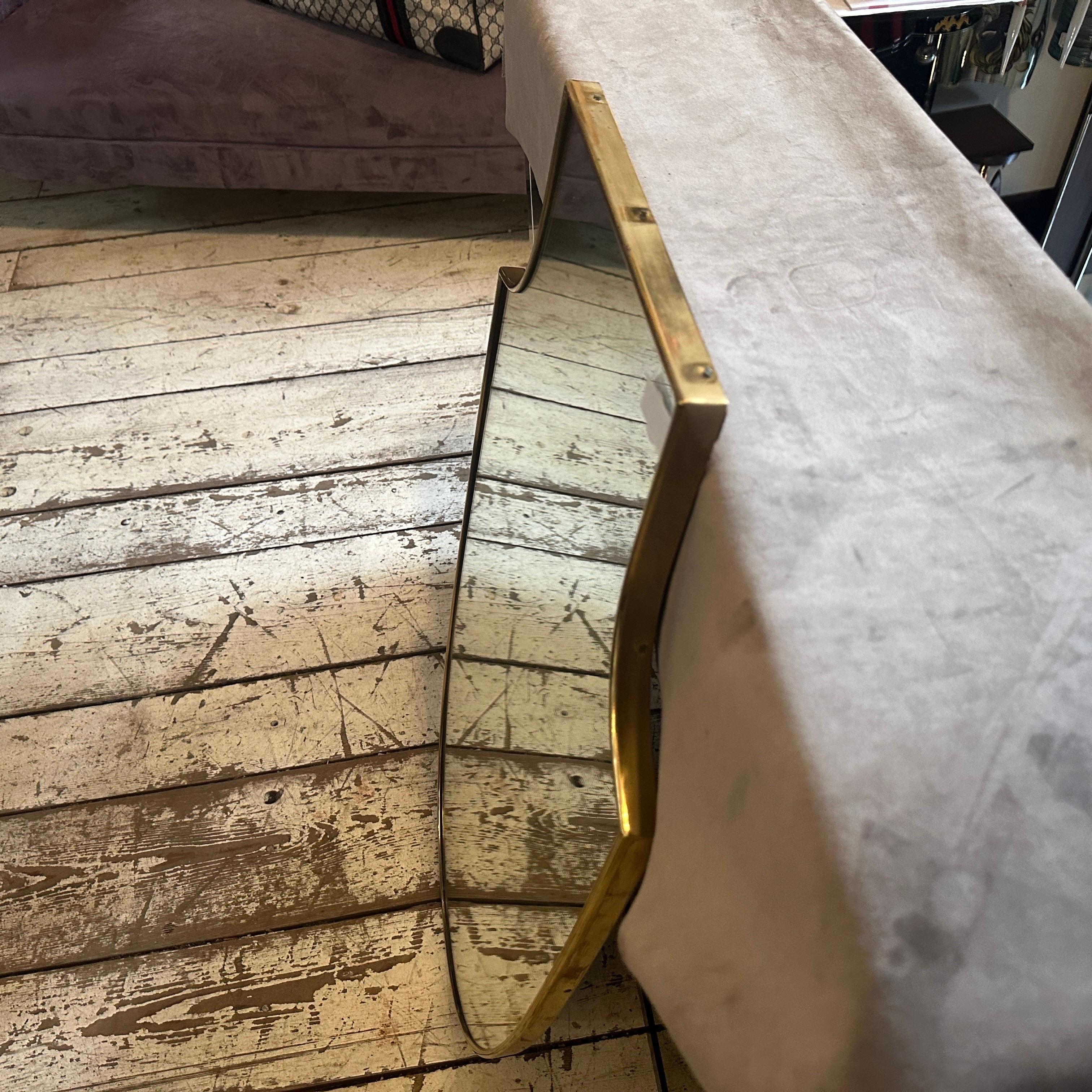 Specchio da parete a forma di scudo in ottone in stile Gio Ponti del 1950, metà secolo moderno in vendita 2