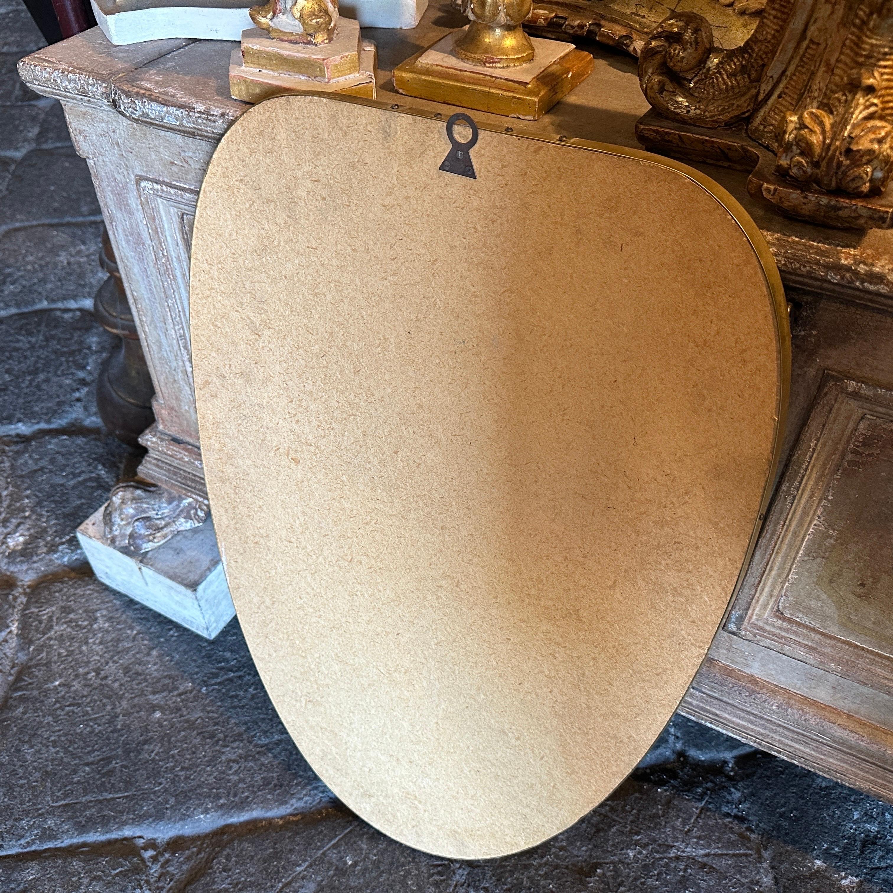 1950er Gio Ponti Stil Mitte des Jahrhunderts Moderne Messing Schild geformt Wandspiegel im Angebot 2