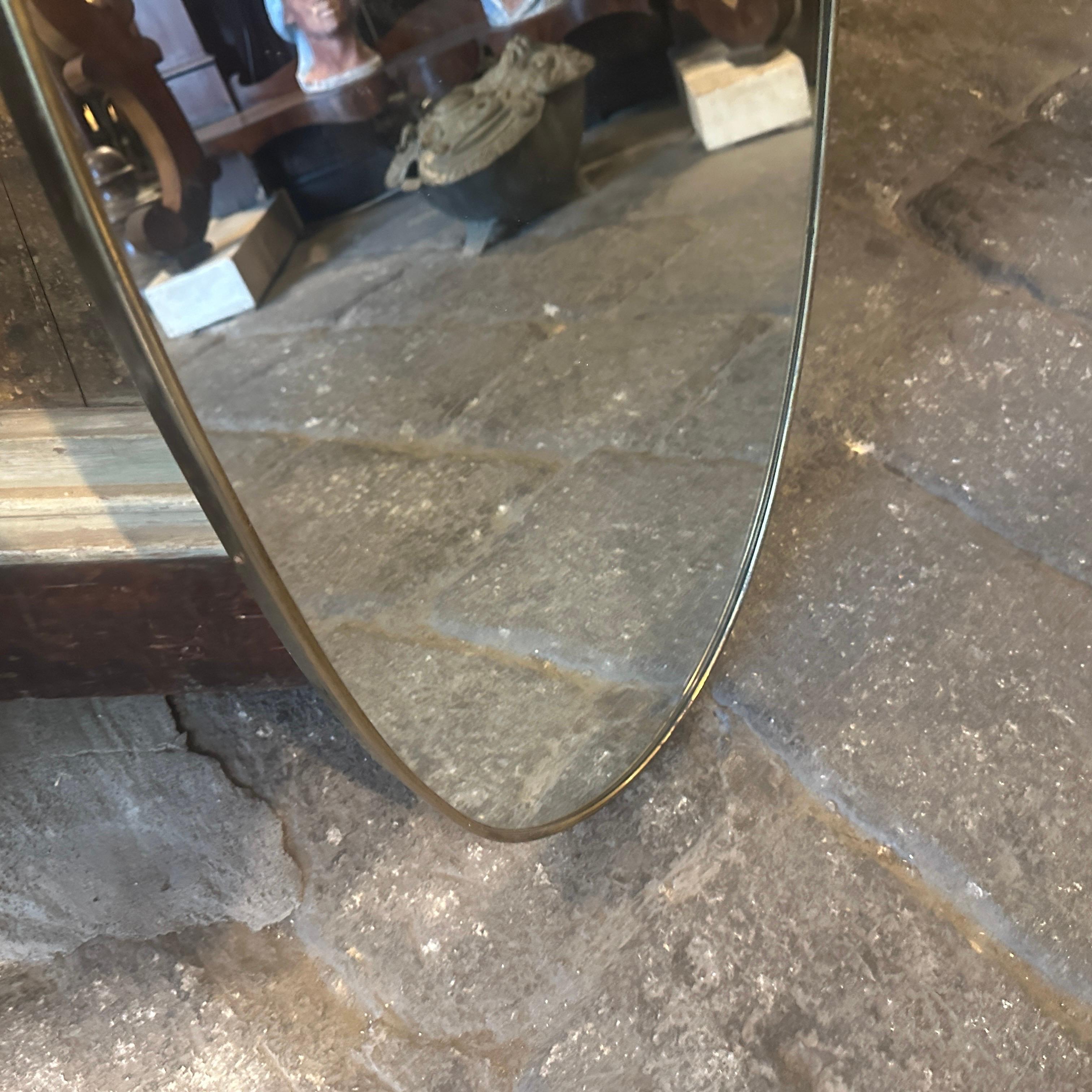 Miroir en forme de bouclier en laiton, style Gio Ponti, années 1950, Mid-century Modern 2