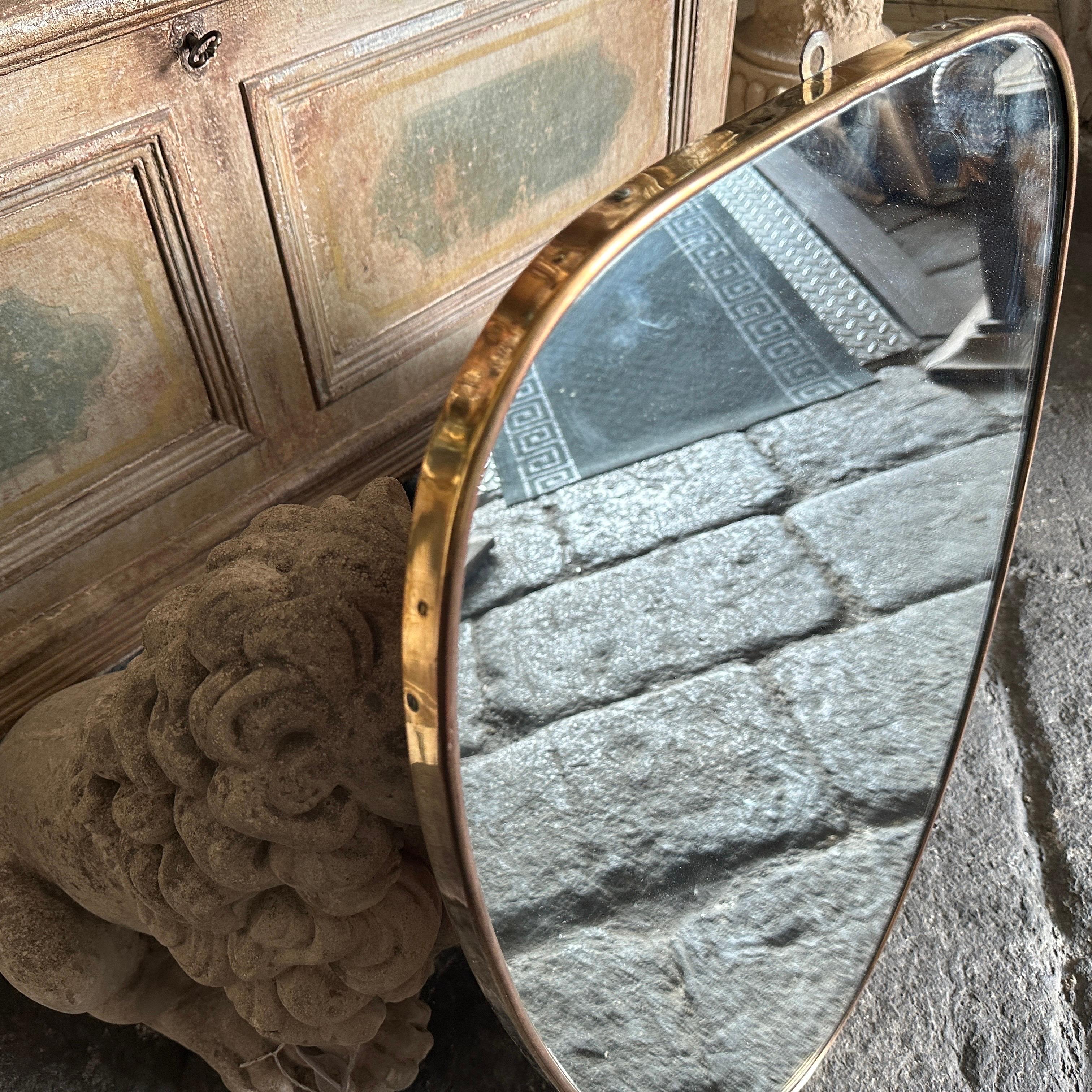 Specchio da parete a forma di scudo in ottone in stile Gio Ponti del 1950, metà secolo moderno in vendita 3