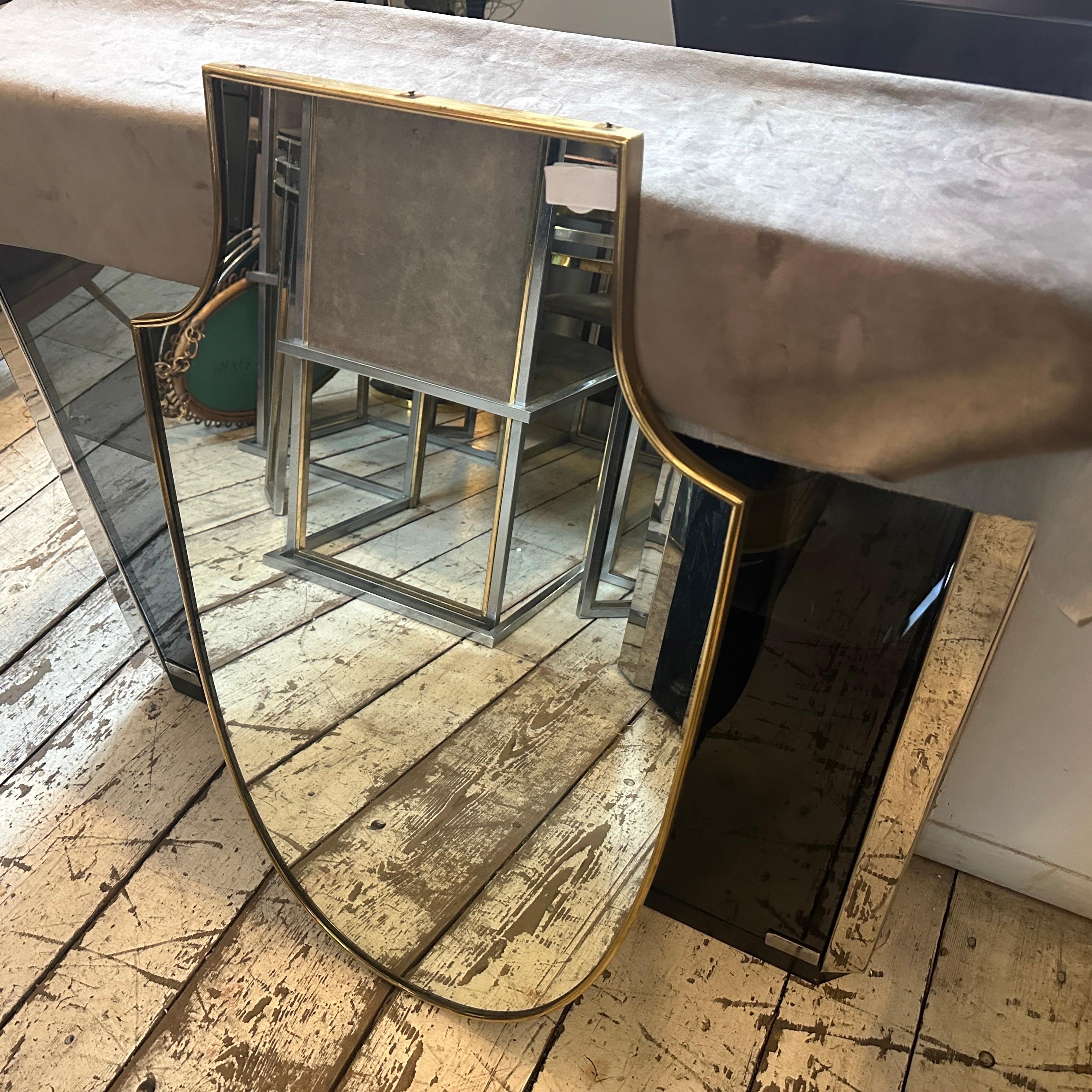 Specchio da parete a forma di scudo in ottone in stile Gio Ponti del 1950, metà secolo moderno in vendita 3