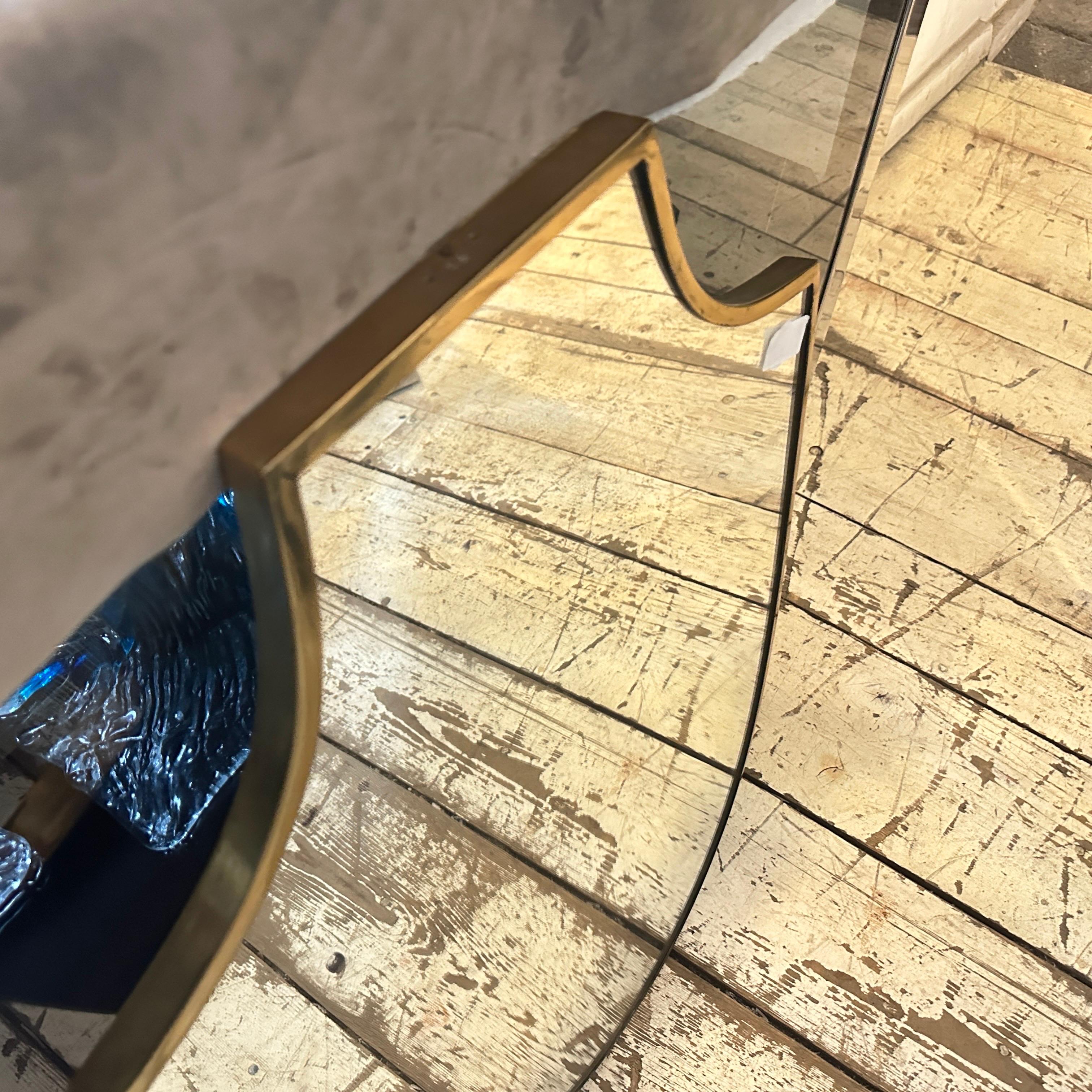 Specchio da parete a forma di scudo in ottone in stile Gio Ponti del 1950, metà secolo moderno in vendita 3