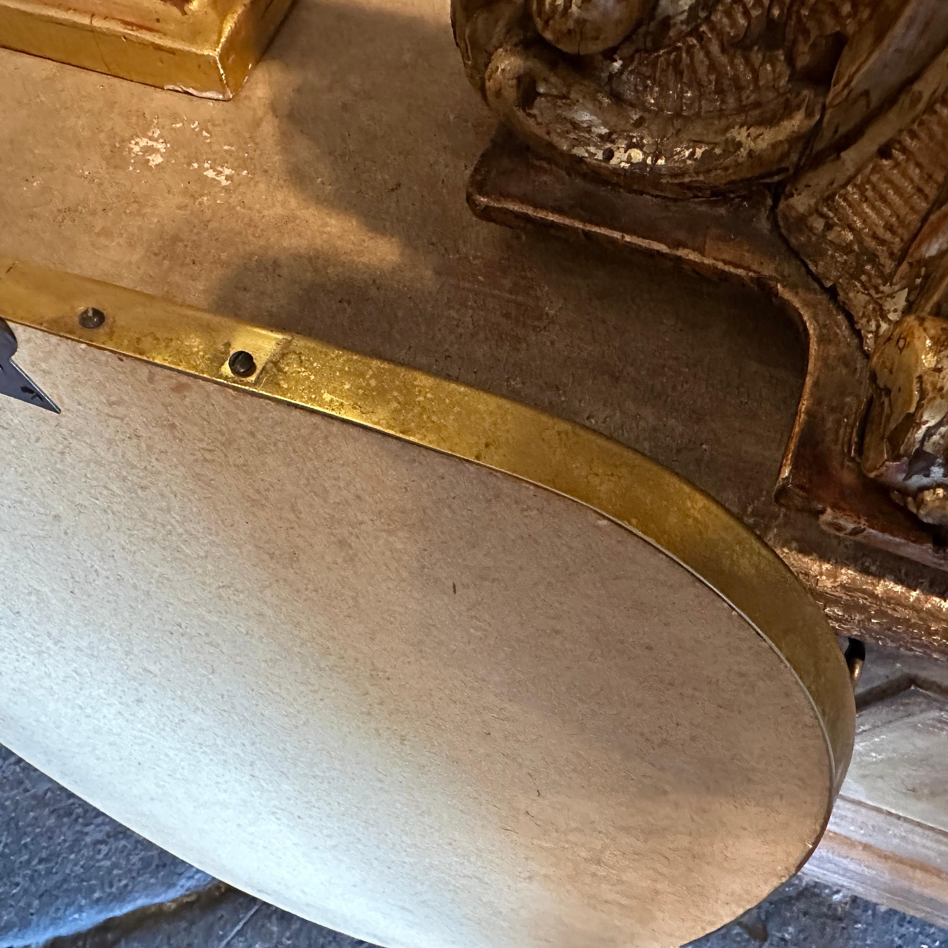 1950er Gio Ponti Stil Mitte des Jahrhunderts Moderne Messing Schild geformt Wandspiegel im Angebot 3