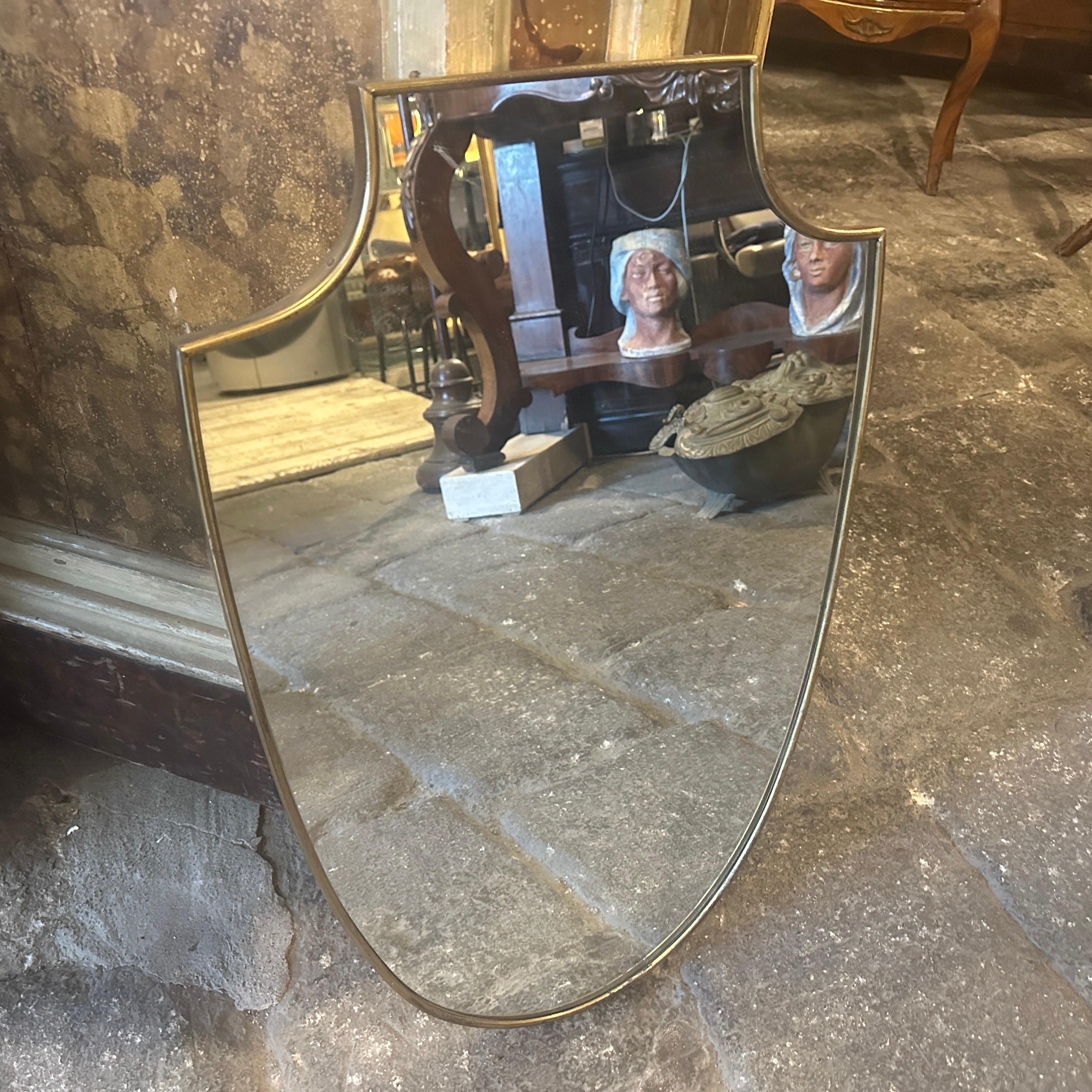 Miroir en forme de bouclier en laiton, style Gio Ponti, années 1950, Mid-century Modern 3