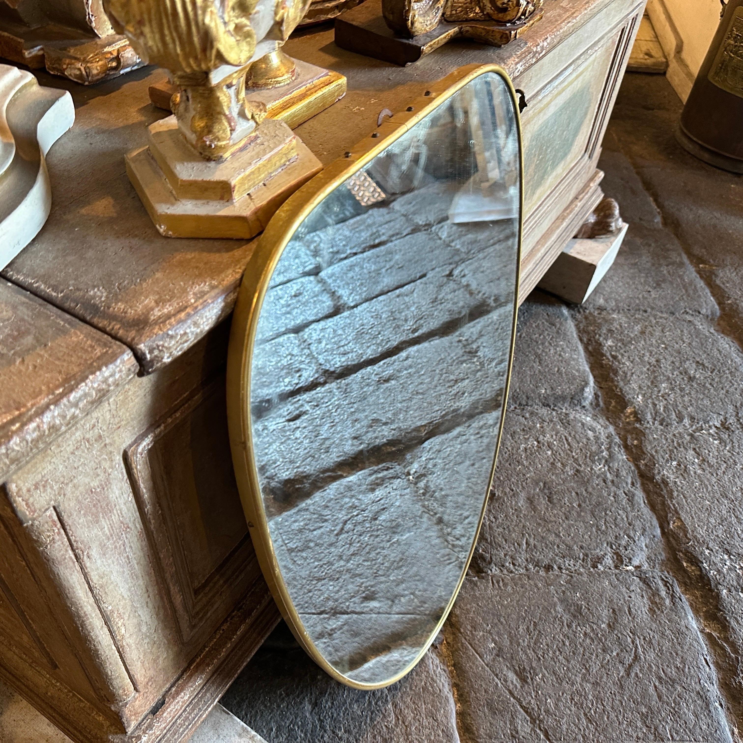 Ein Wandspiegel aus massivem Messing, entworfen und hergestellt in Italien nach dem Vorbild von Gio Ponti, der diese Art von Spiegeln in den 50er Jahren in den schönsten Häusern Mailands verwendete. Das Messing weist eine schöne originale Patina