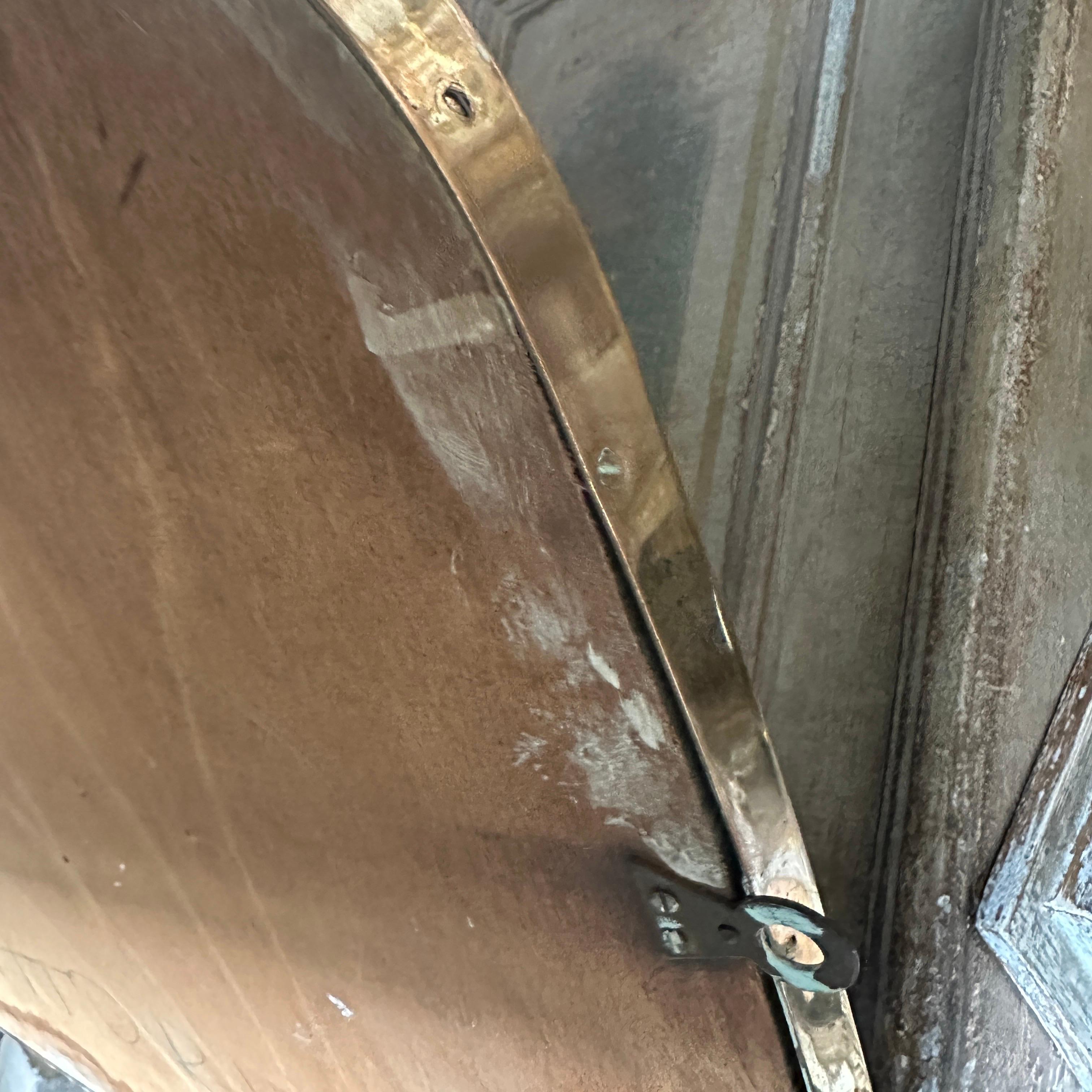 Mid-Century moderno Specchio da parete a forma di scudo in ottone in stile Gio Ponti del 1950, metà secolo moderno in vendita