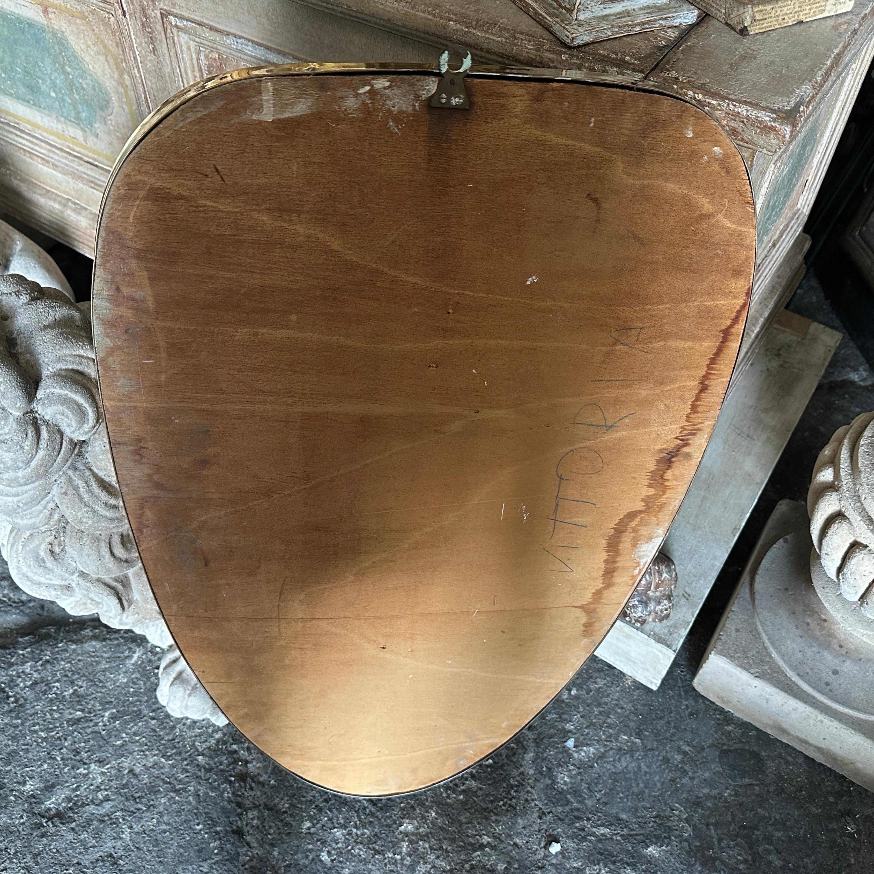 Italiano Specchio da parete a forma di scudo in ottone in stile Gio Ponti del 1950, metà secolo moderno in vendita