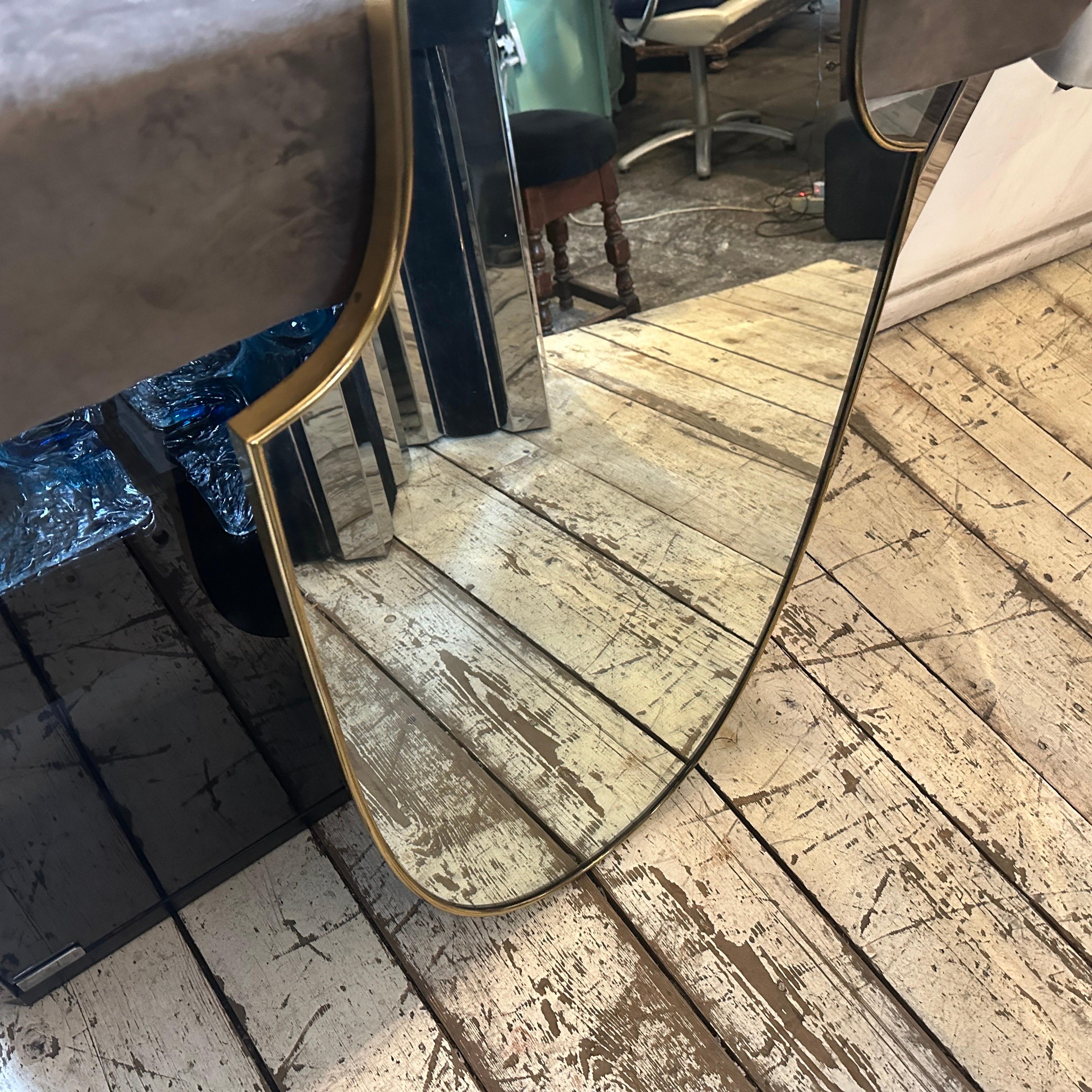 Italiano Specchio da parete a forma di scudo in ottone in stile Gio Ponti del 1950, metà secolo moderno in vendita