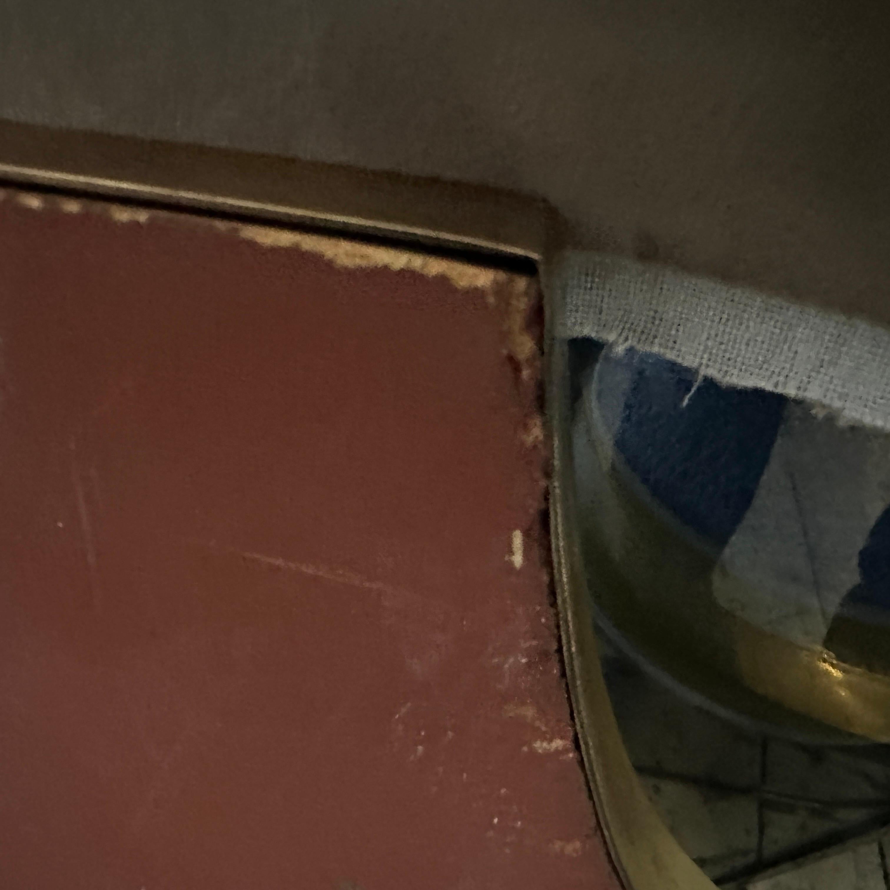 Italiano Specchio da parete a forma di scudo in ottone in stile Gio Ponti del 1950, metà secolo moderno in vendita