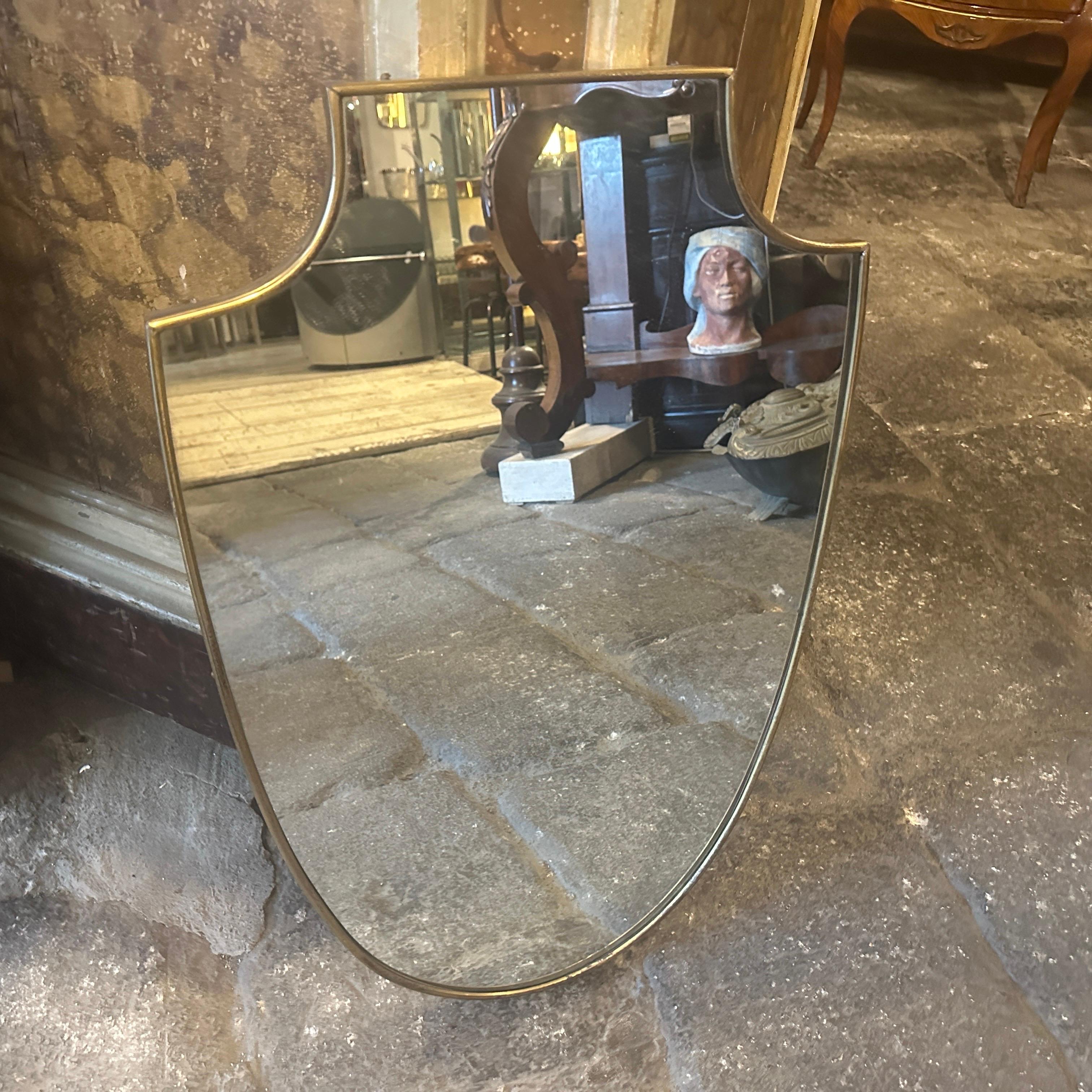 italien Miroir en forme de bouclier en laiton, style Gio Ponti, années 1950, Mid-century Modern
