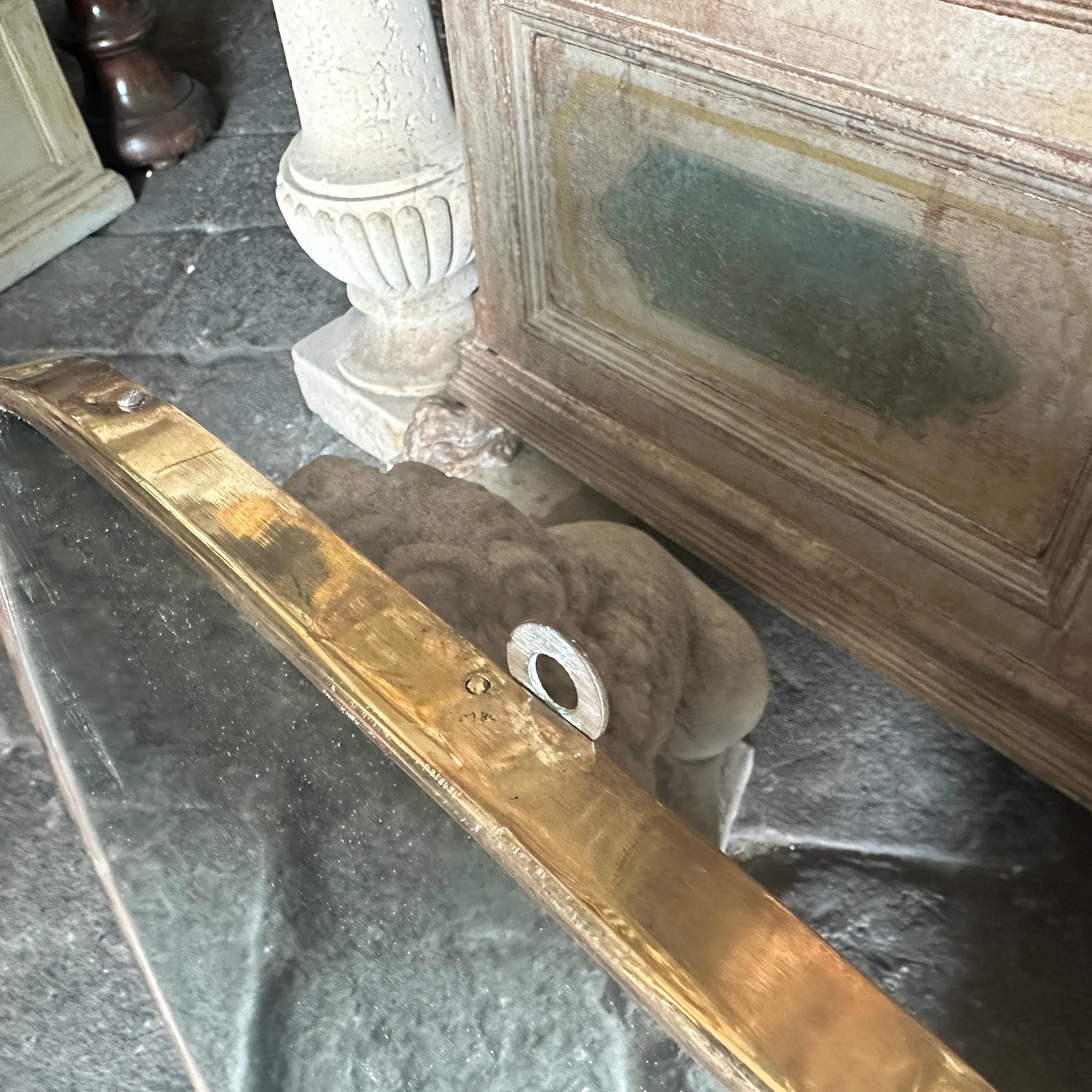 Fatto a mano Specchio da parete a forma di scudo in ottone in stile Gio Ponti del 1950, metà secolo moderno in vendita