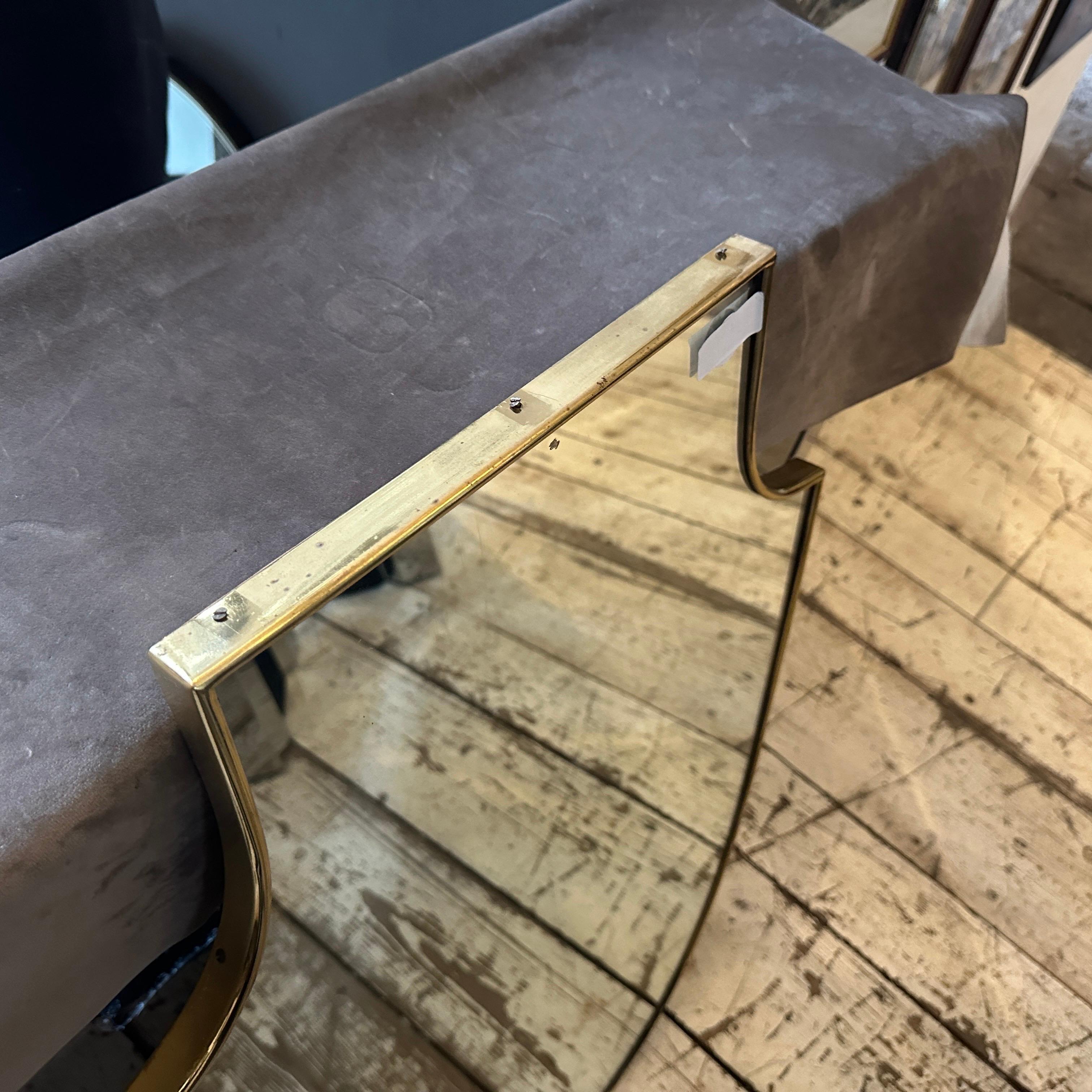 Fatto a mano Specchio da parete a forma di scudo in ottone in stile Gio Ponti del 1950, metà secolo moderno in vendita