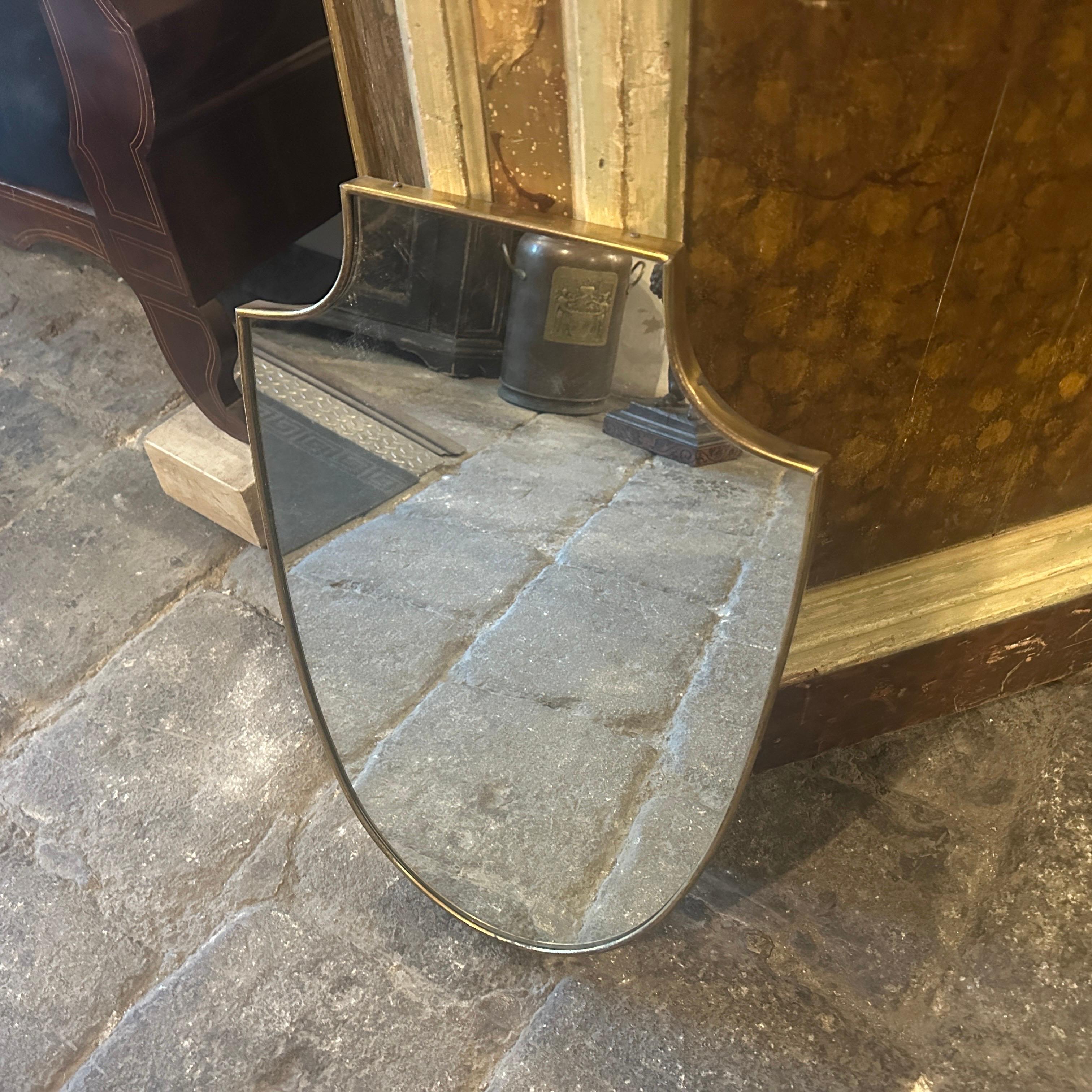 Fait main Miroir en forme de bouclier en laiton, style Gio Ponti, années 1950, Mid-century Modern
