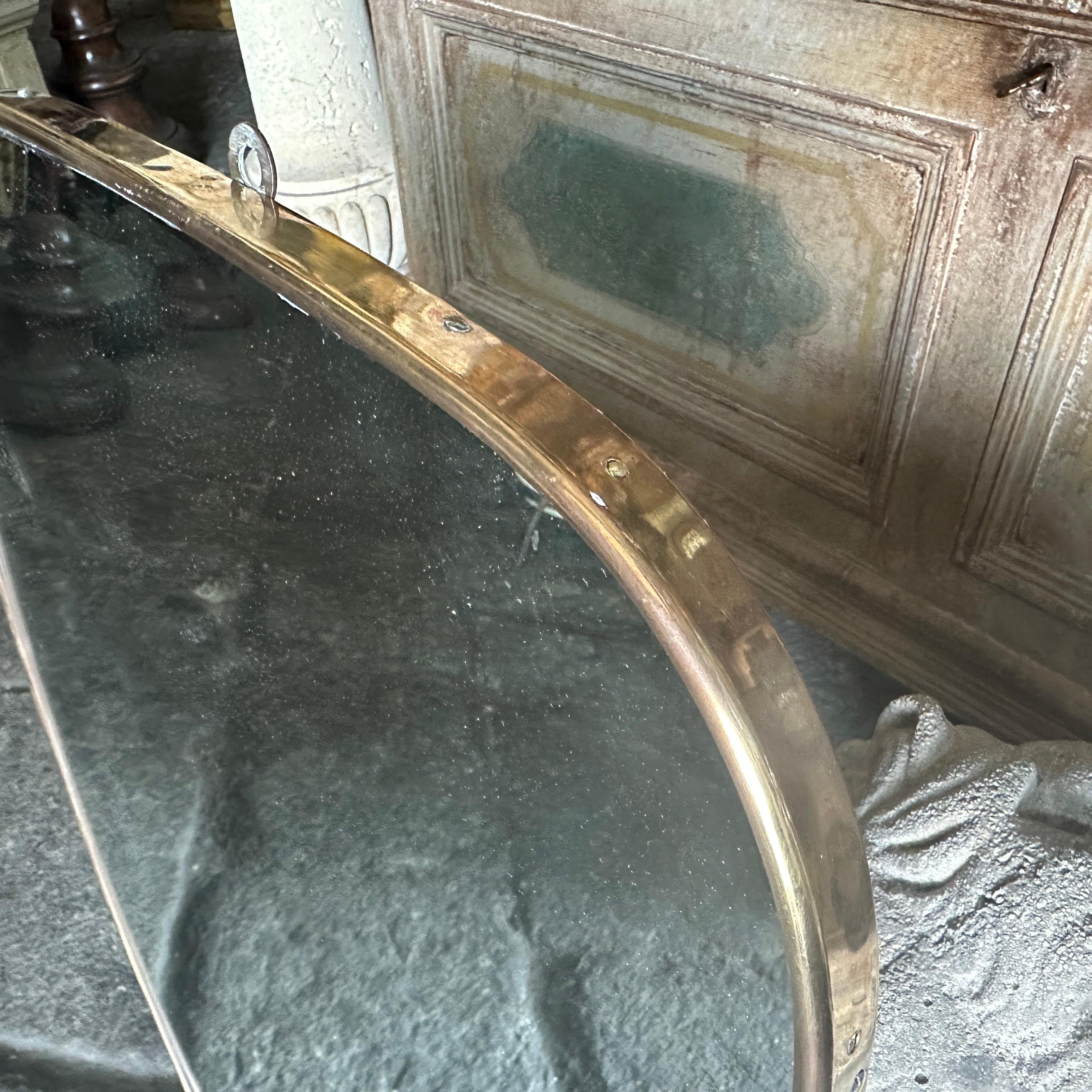 Specchio da parete a forma di scudo in ottone in stile Gio Ponti del 1950, metà secolo moderno In condizioni buone in vendita a Aci Castello, IT