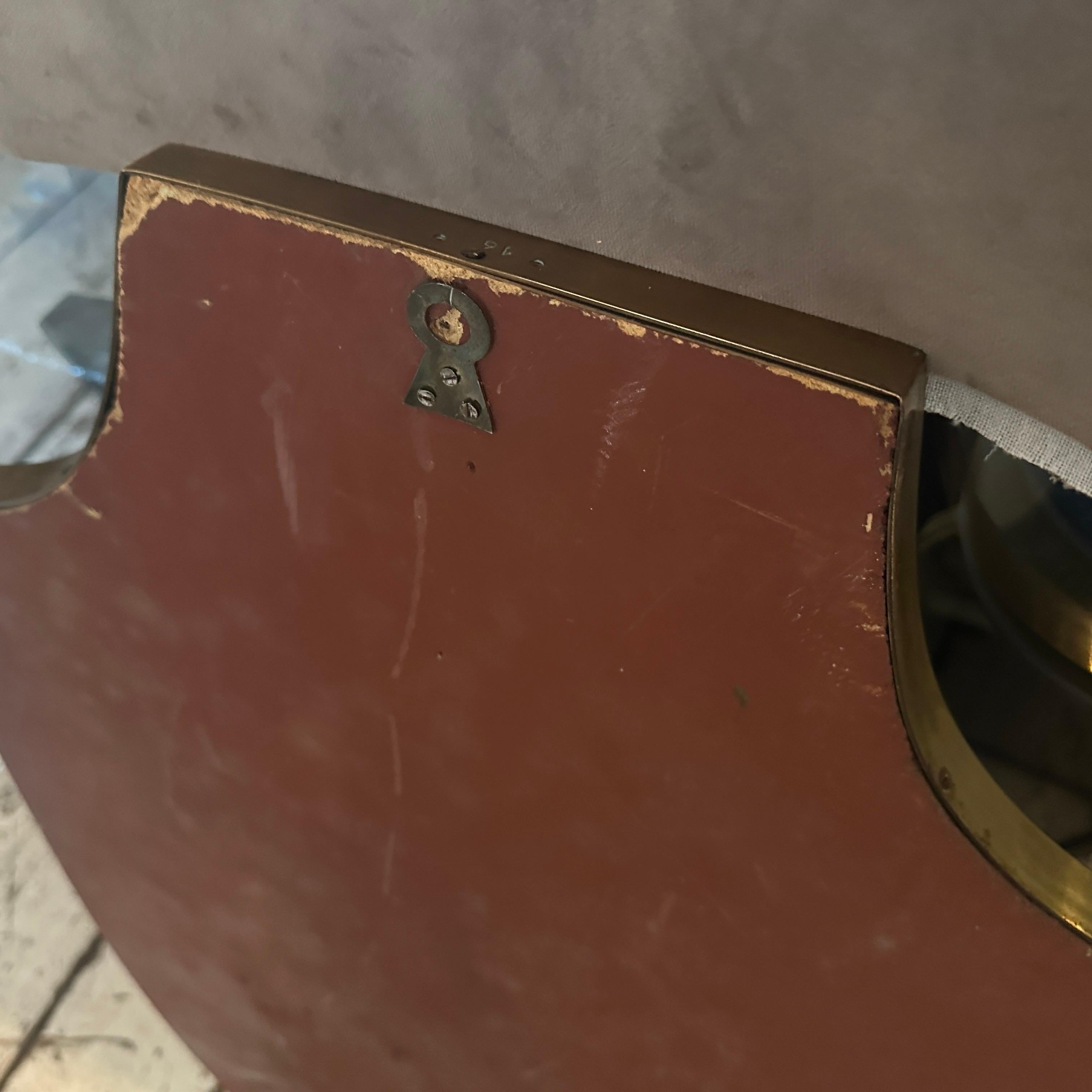 Specchio da parete a forma di scudo in ottone in stile Gio Ponti del 1950, metà secolo moderno In condizioni buone in vendita a Aci Castello, IT