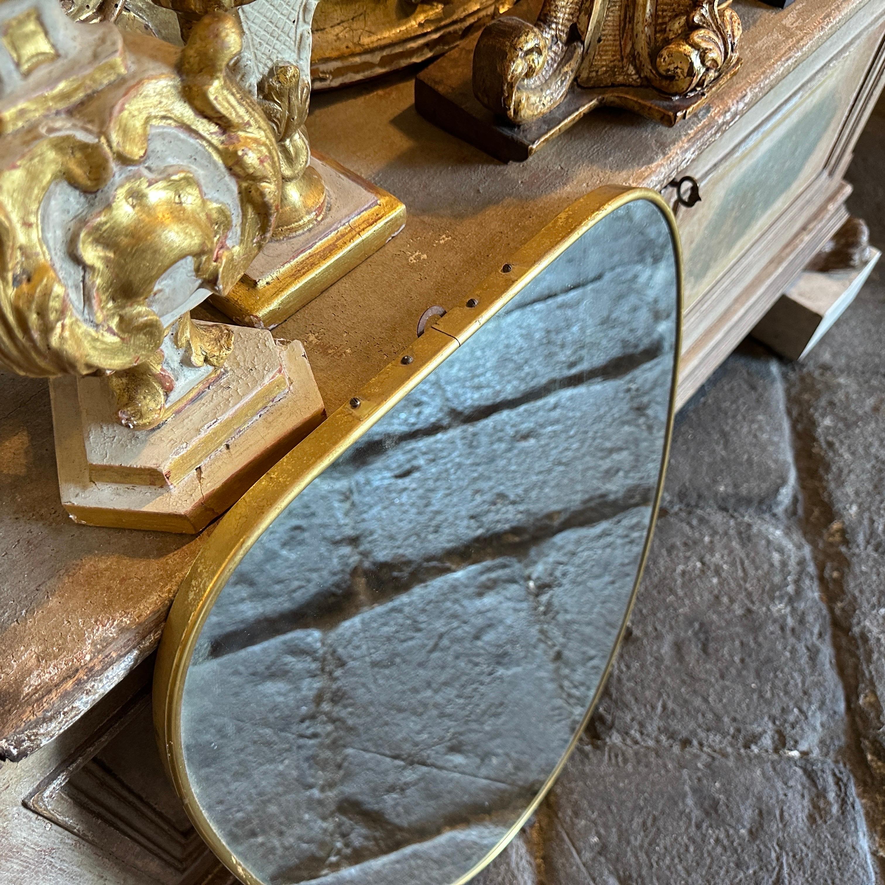 1950er Gio Ponti Stil Mitte des Jahrhunderts Moderne Messing Schild geformt Wandspiegel im Zustand „Hervorragend“ im Angebot in Aci Castello, IT