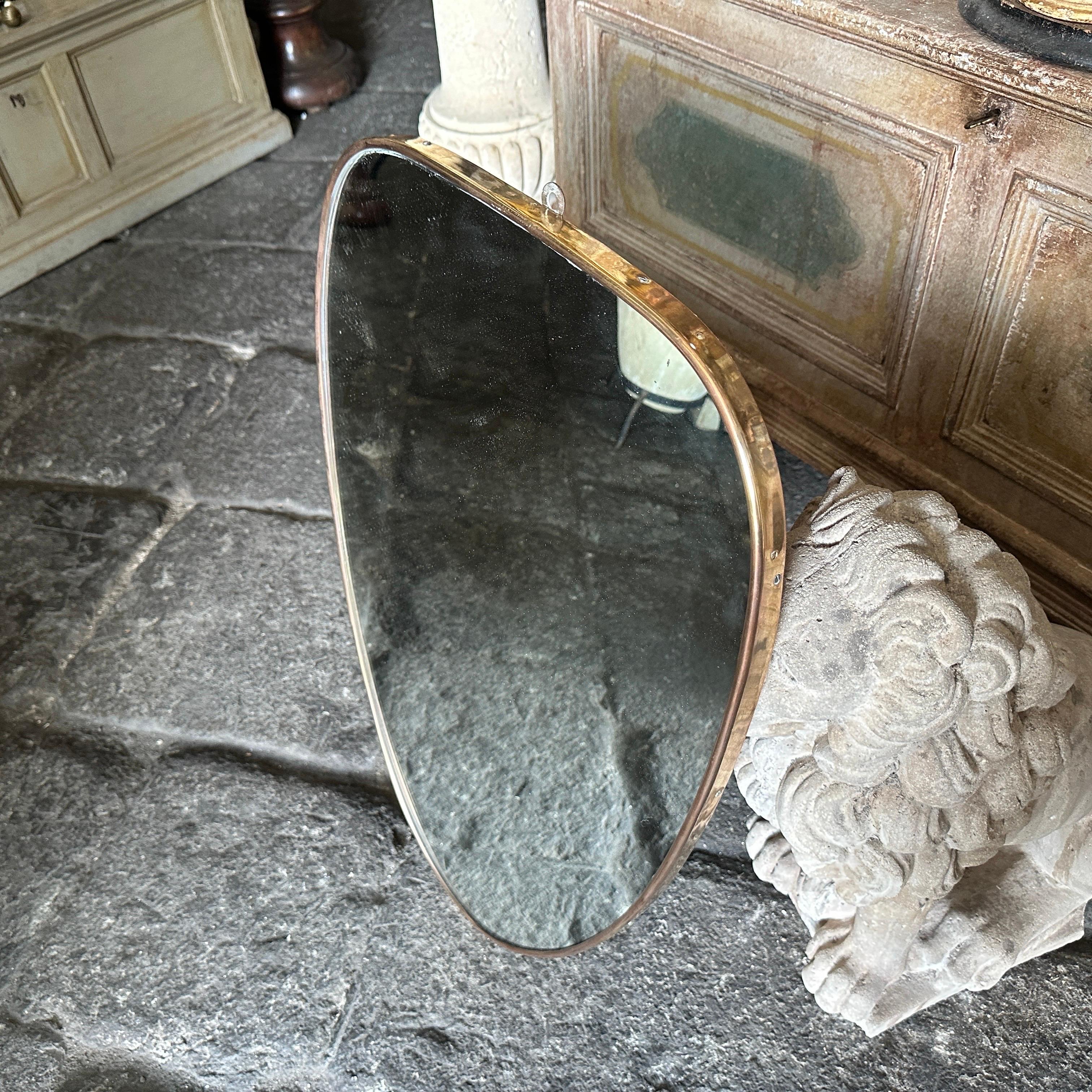 XX secolo Specchio da parete a forma di scudo in ottone in stile Gio Ponti del 1950, metà secolo moderno in vendita