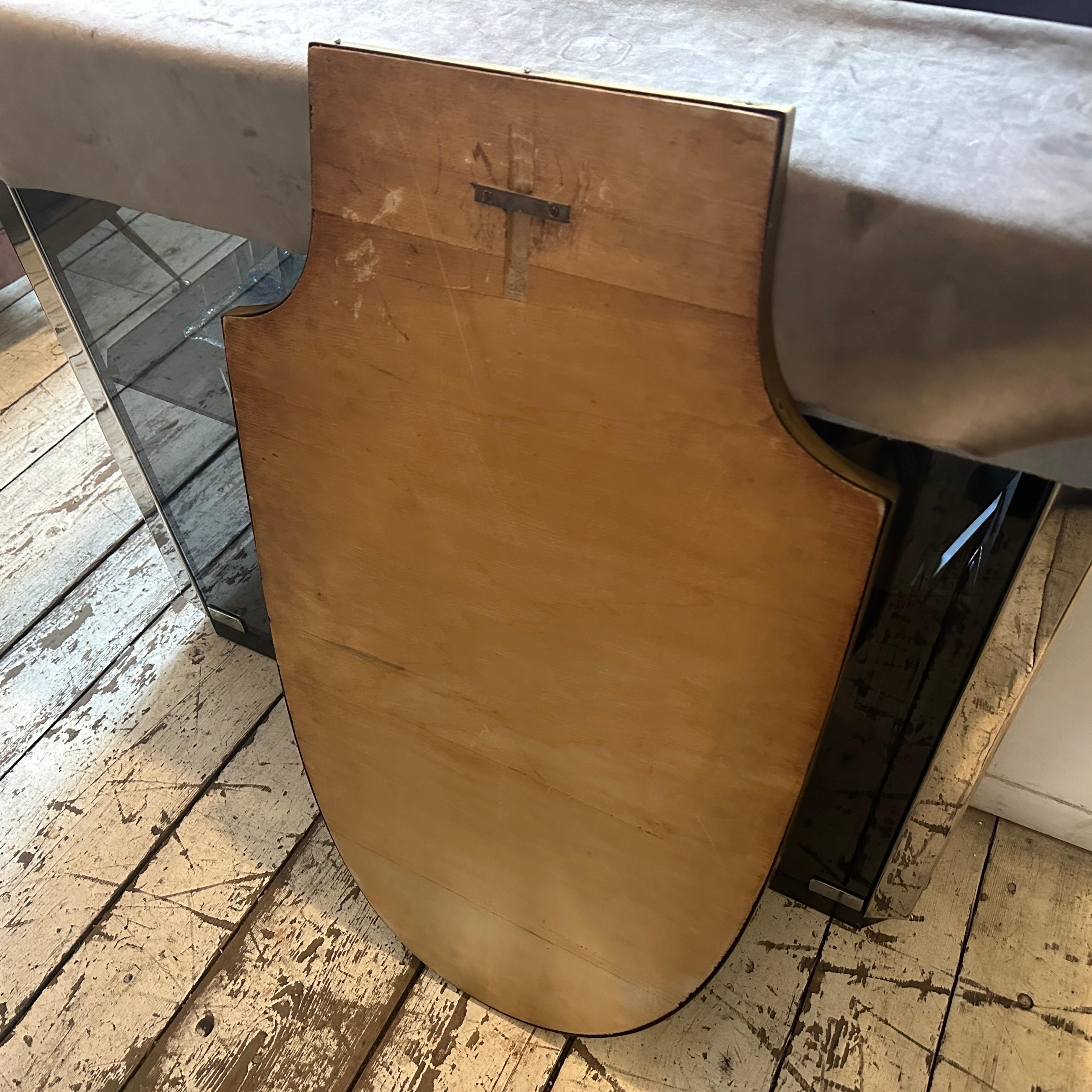 XX secolo Specchio da parete a forma di scudo in ottone in stile Gio Ponti del 1950, metà secolo moderno in vendita
