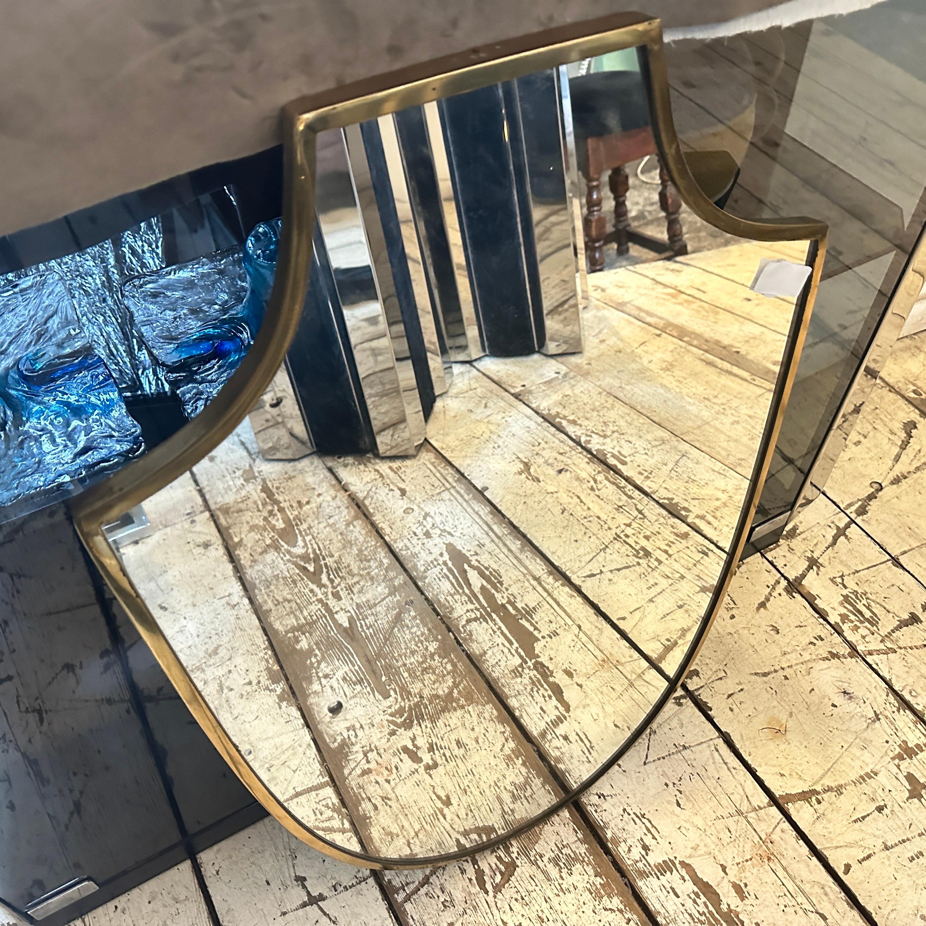 XX secolo Specchio da parete a forma di scudo in ottone in stile Gio Ponti del 1950, metà secolo moderno in vendita
