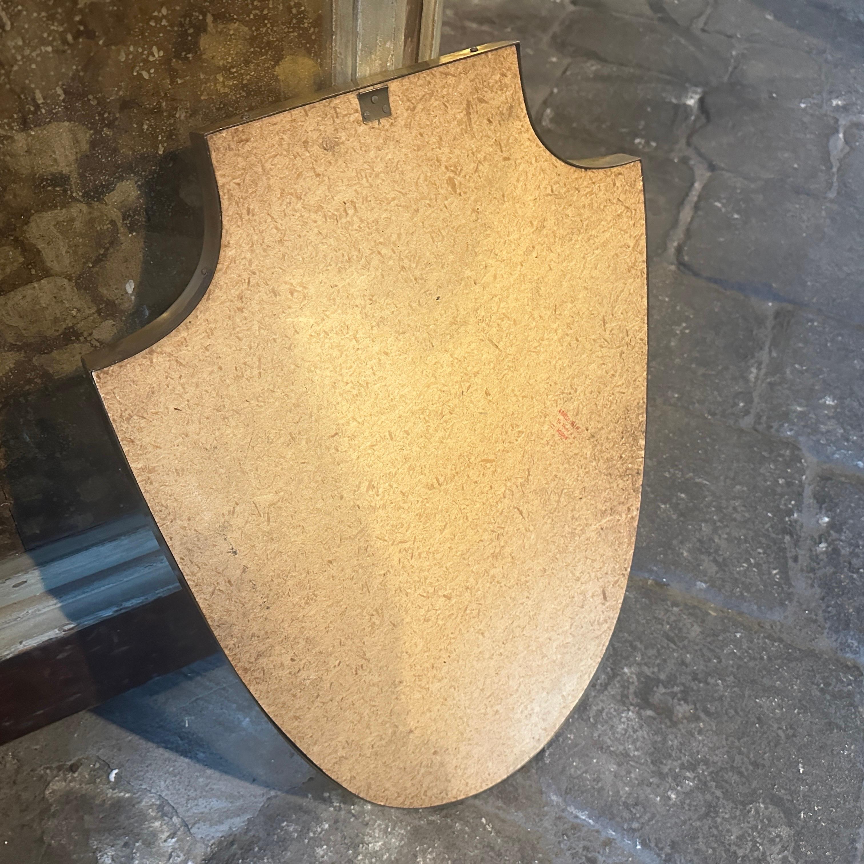 20ième siècle Miroir en forme de bouclier en laiton, style Gio Ponti, années 1950, Mid-century Modern