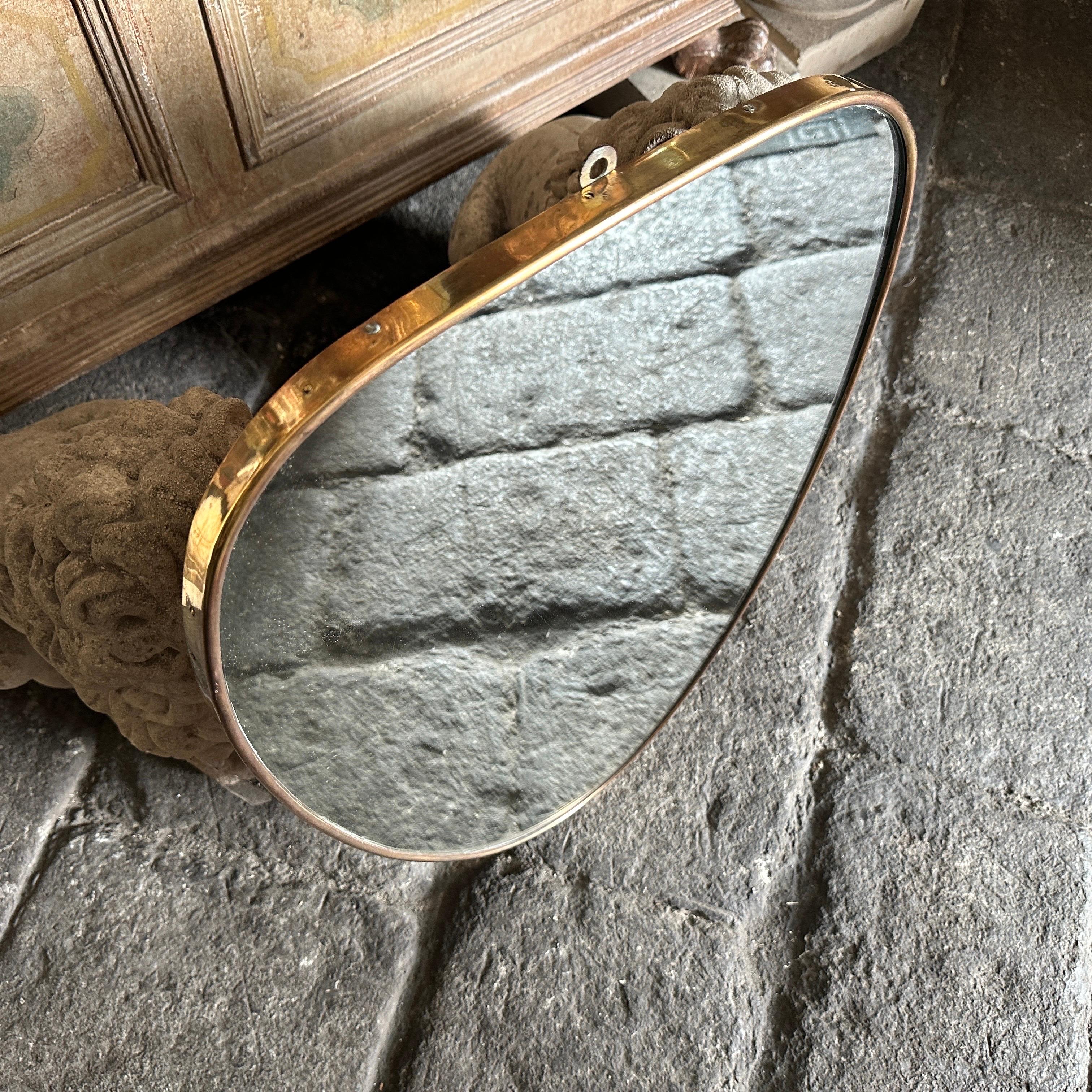 Ottone Specchio da parete a forma di scudo in ottone in stile Gio Ponti del 1950, metà secolo moderno in vendita