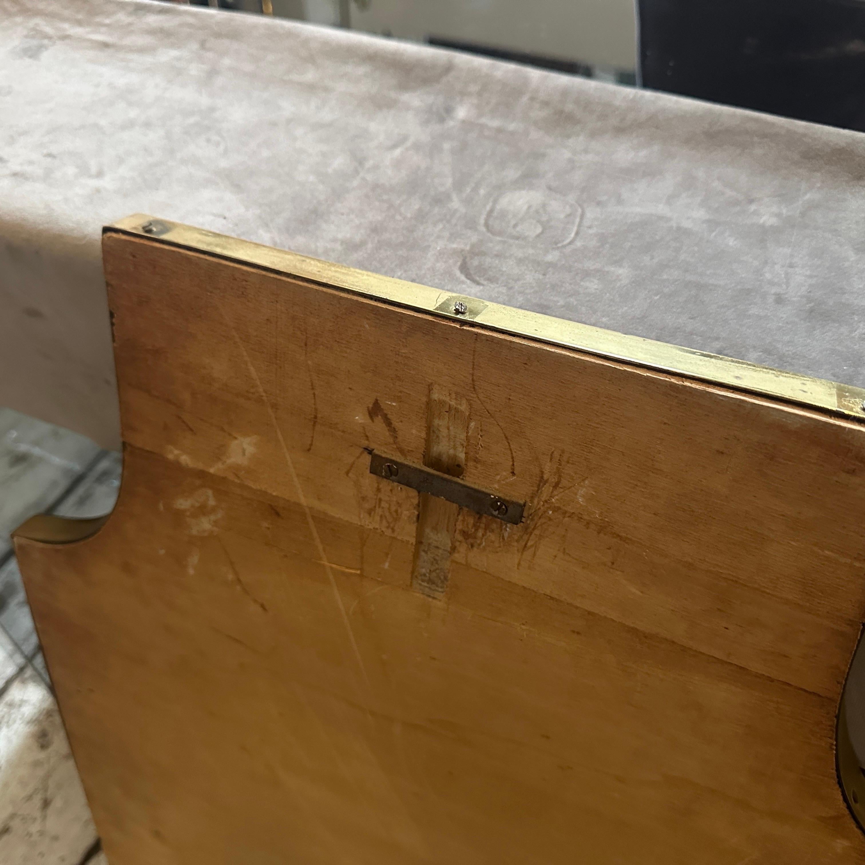 Ottone Specchio da parete a forma di scudo in ottone in stile Gio Ponti del 1950, metà secolo moderno in vendita