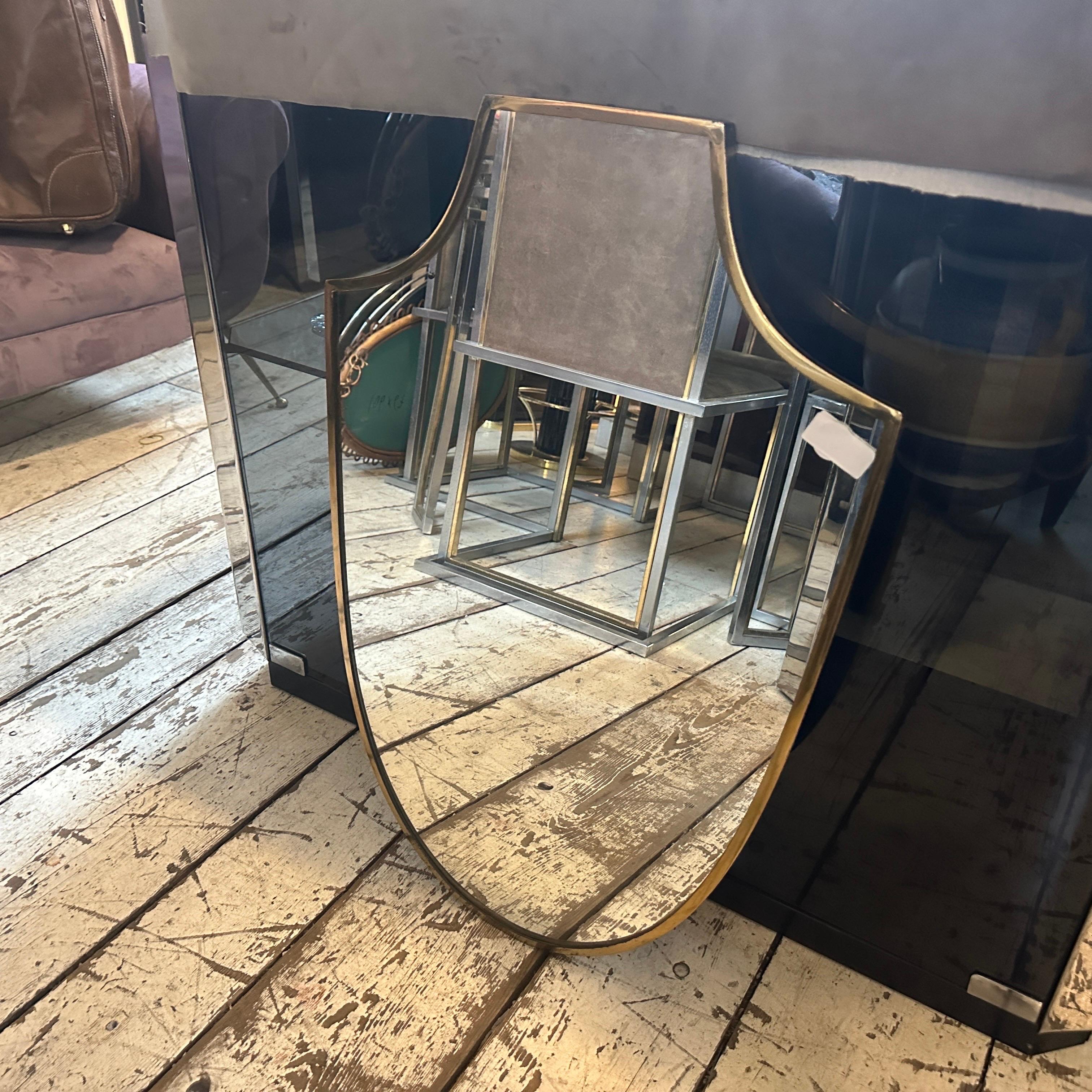 Ottone Specchio da parete a forma di scudo in ottone in stile Gio Ponti del 1950, metà secolo moderno in vendita