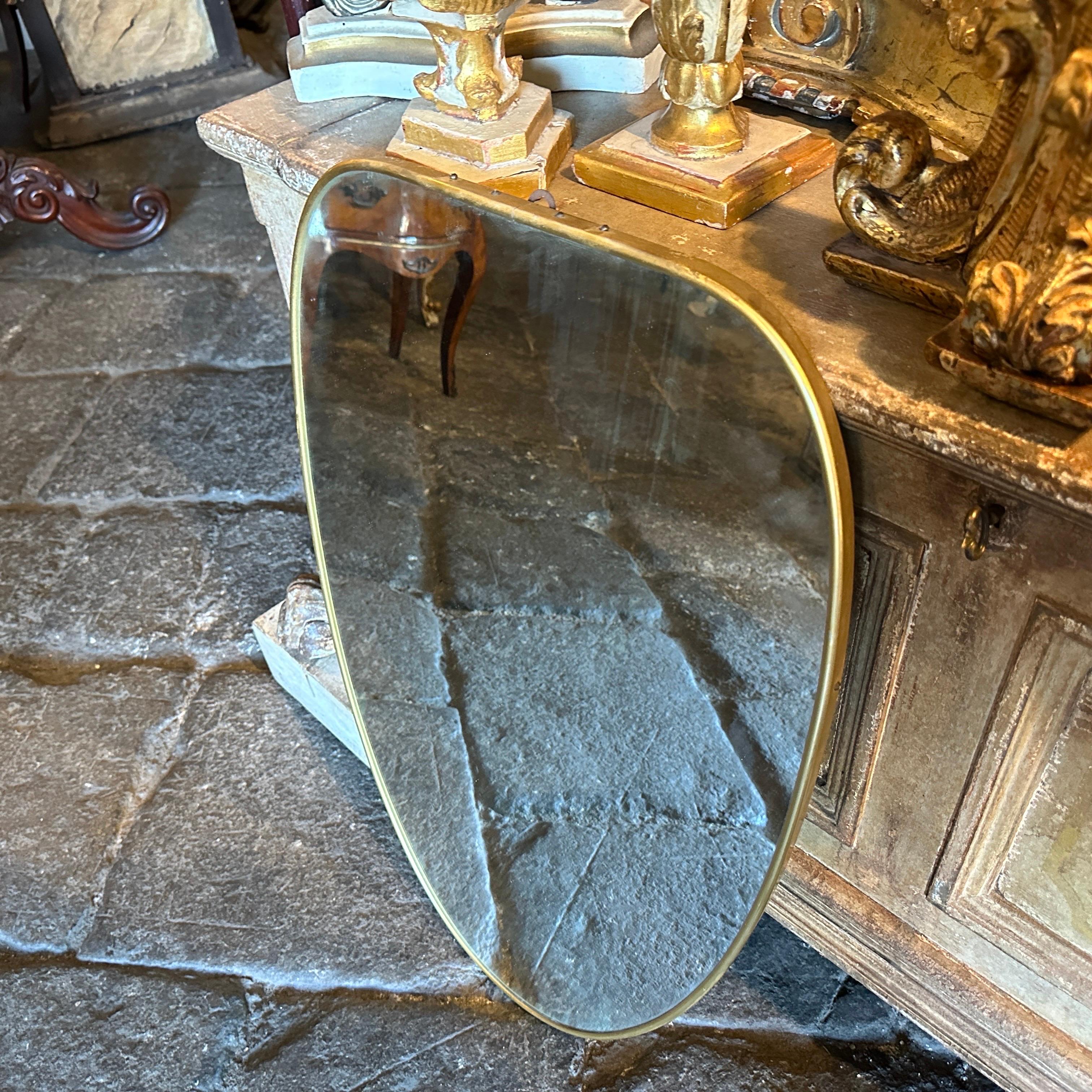 1950er Gio Ponti Stil Mitte des Jahrhunderts Moderne Messing Schild geformt Wandspiegel (Muranoglas) im Angebot