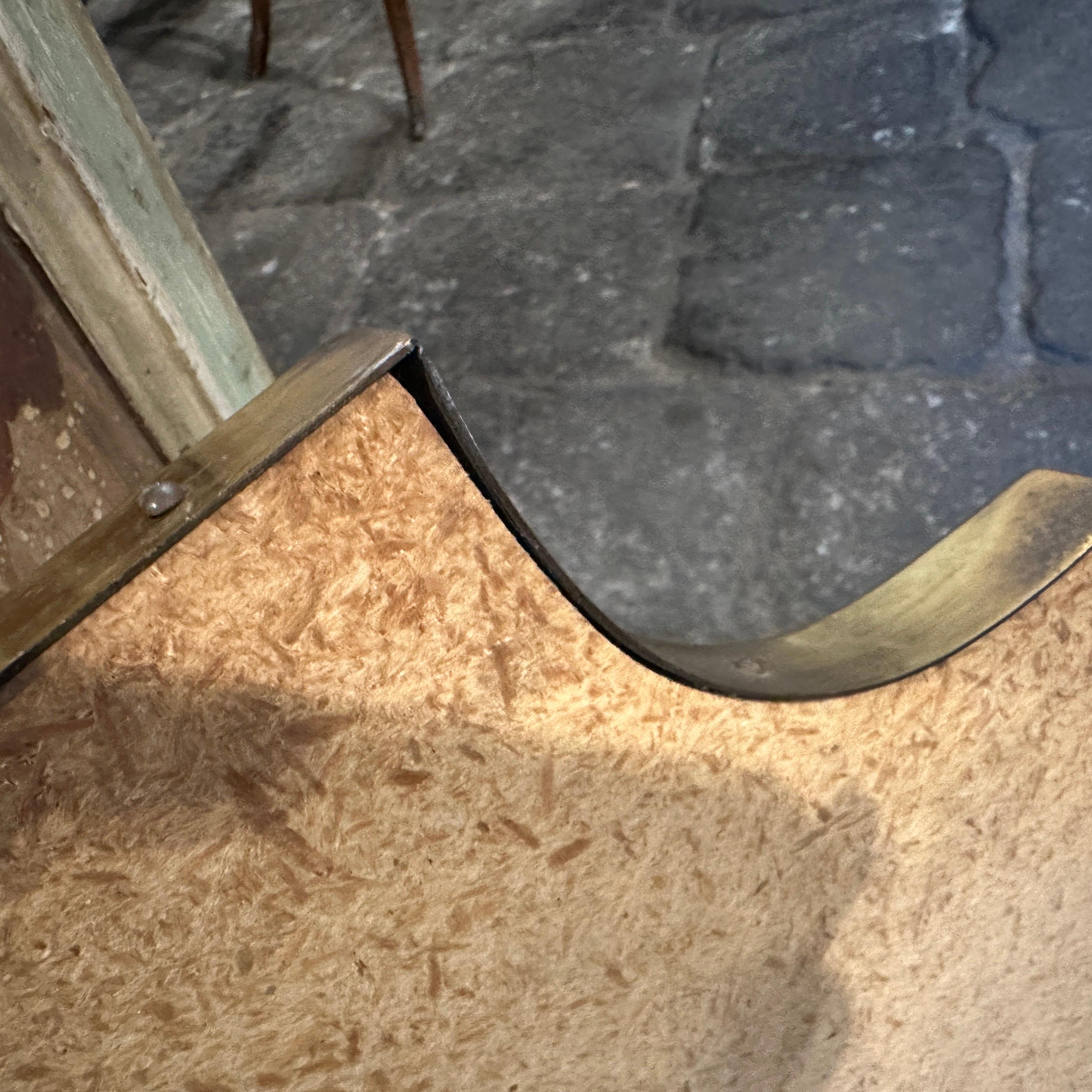 Laiton Miroir en forme de bouclier en laiton, style Gio Ponti, années 1950, Mid-century Modern