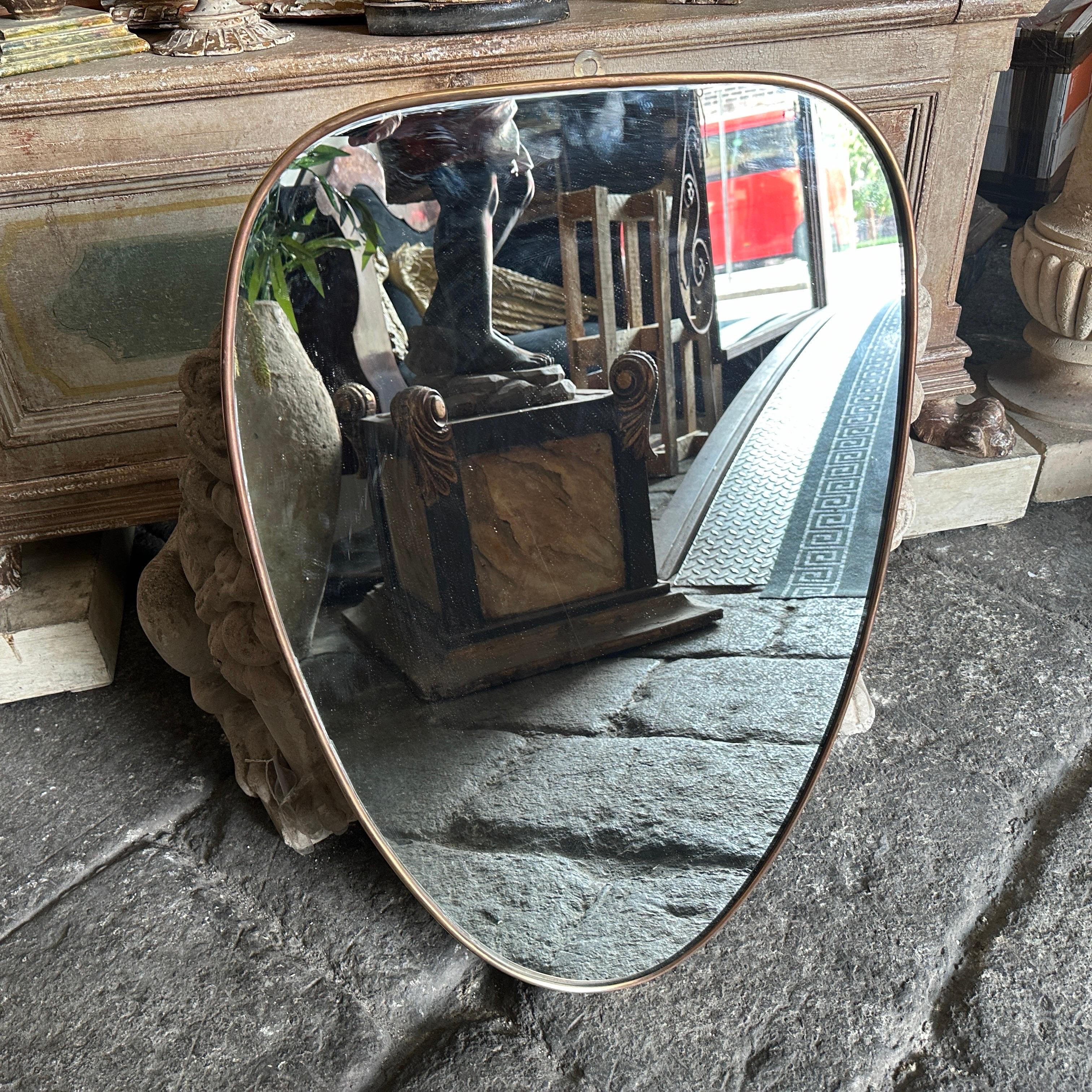 Specchio da parete a forma di scudo in ottone in stile Gio Ponti del 1950, metà secolo moderno in vendita 1