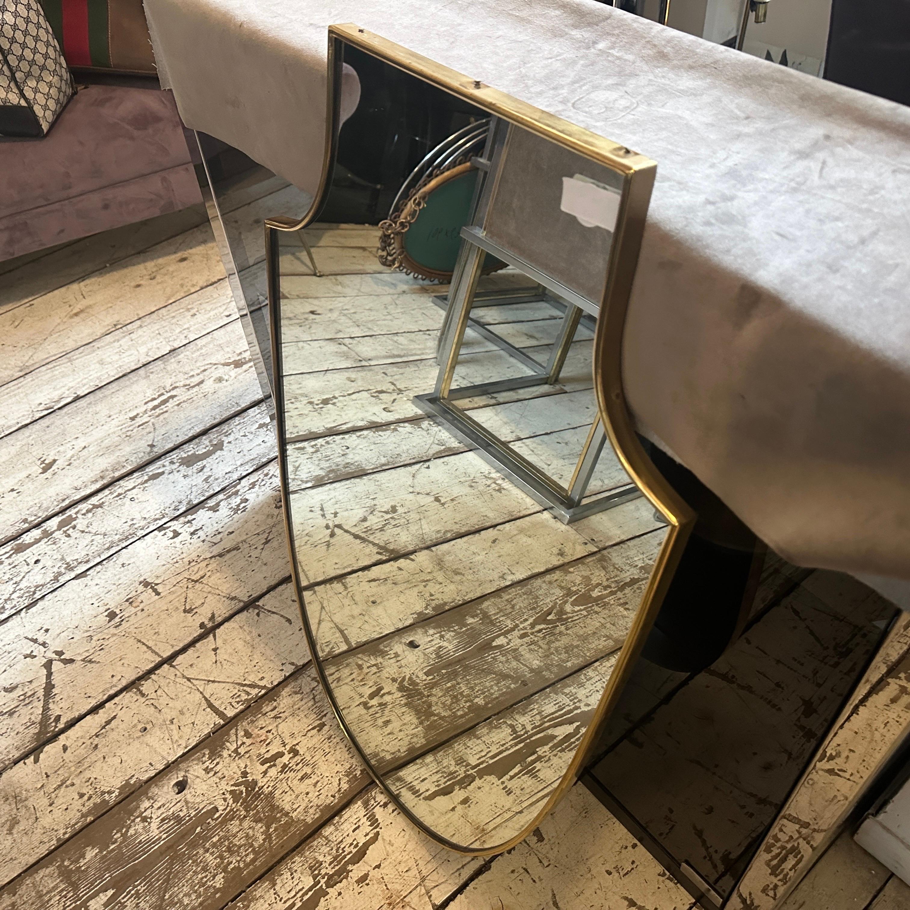 Specchio da parete a forma di scudo in ottone in stile Gio Ponti del 1950, metà secolo moderno in vendita 1