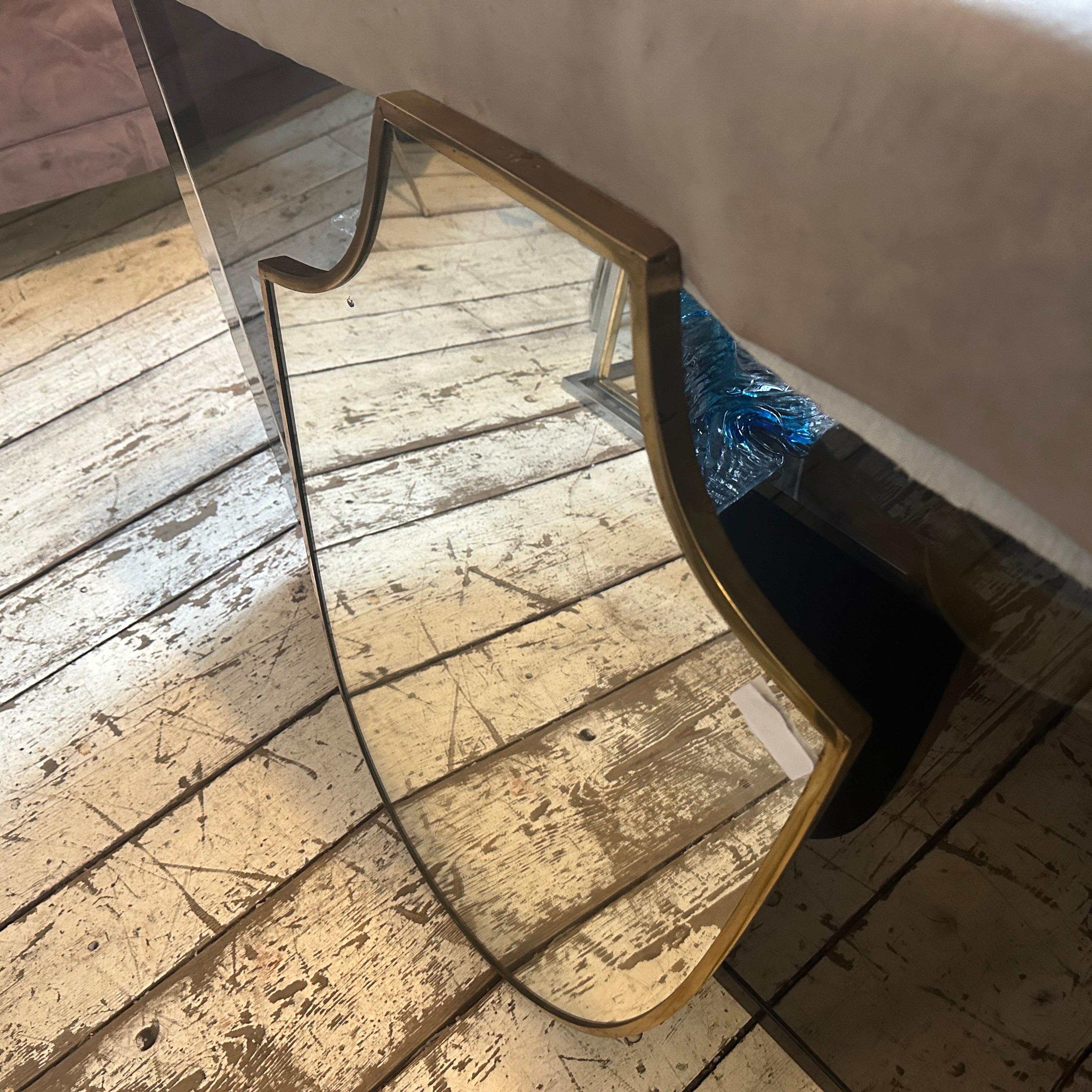 Specchio da parete a forma di scudo in ottone in stile Gio Ponti del 1950, metà secolo moderno in vendita 1