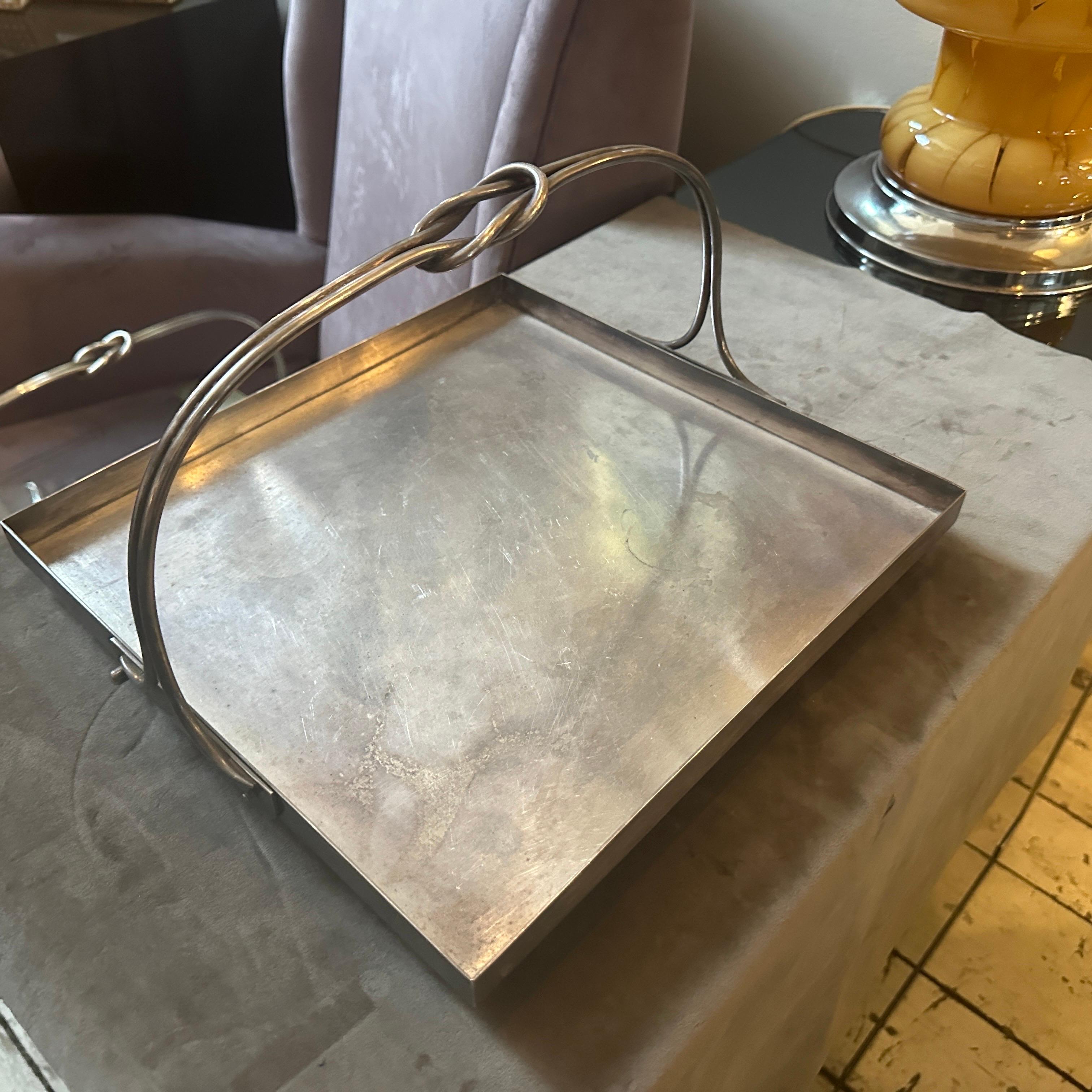 Questo vassoio da portata in stile Gio Ponti del 1950 di Krupp Milano è una rappresentazione elegante e funzionale del design moderno di metà secolo, che fonde materiali e artigianato con elementi scultorei e pratici.
Il vassoio da portata è
