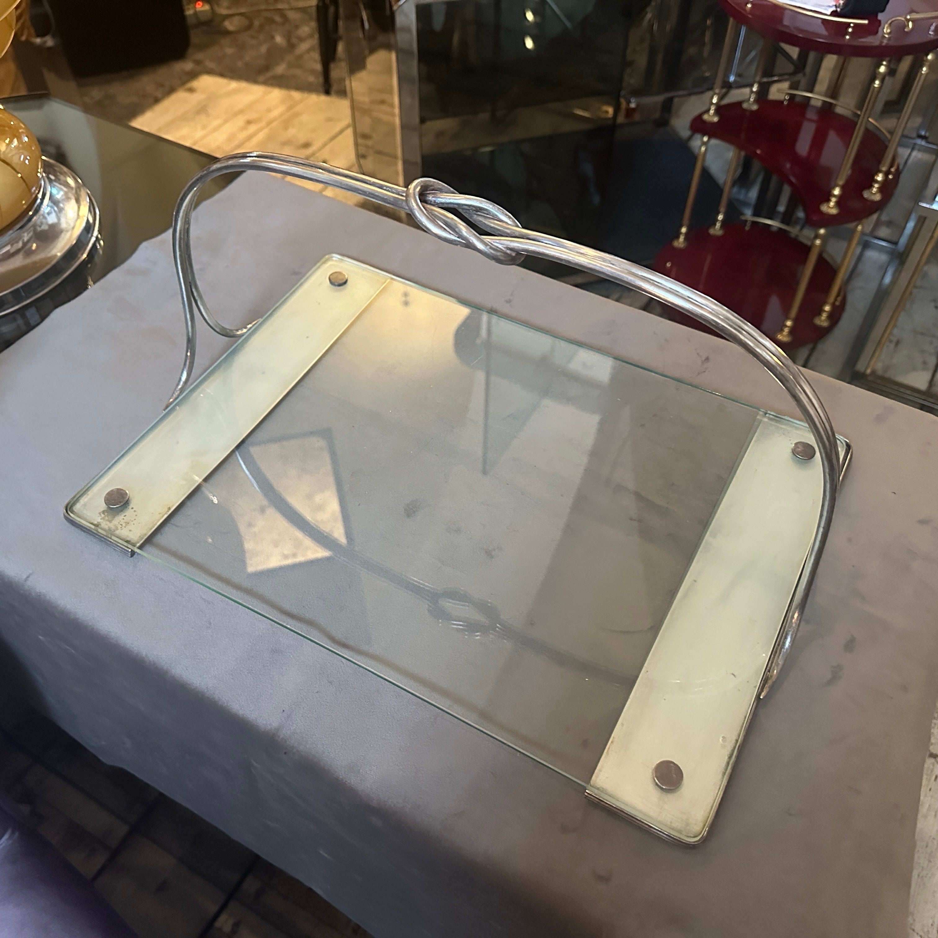 Questo vassoio da portata in stile Gio Ponti del 1950 di Krupp Milano è una rappresentazione elegante e funzionale del design moderno di metà secolo, che fonde materiali e artigianato con elementi scultorei e pratici.
Il vassoio da portata è
