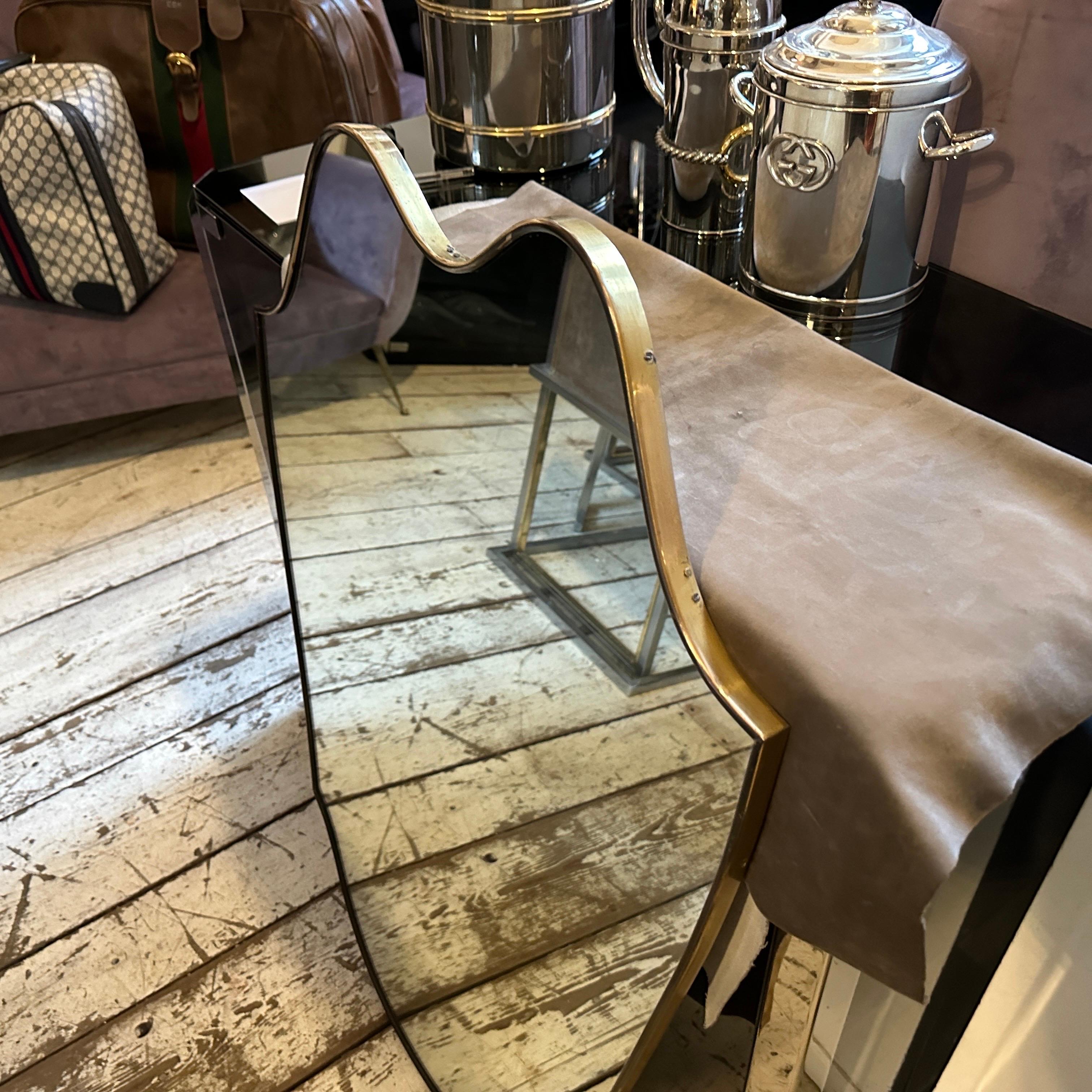 Espejo de pared grande italiano de latón macizo estilo Gio Ponti de mediados de siglo 1950 en venta 3
