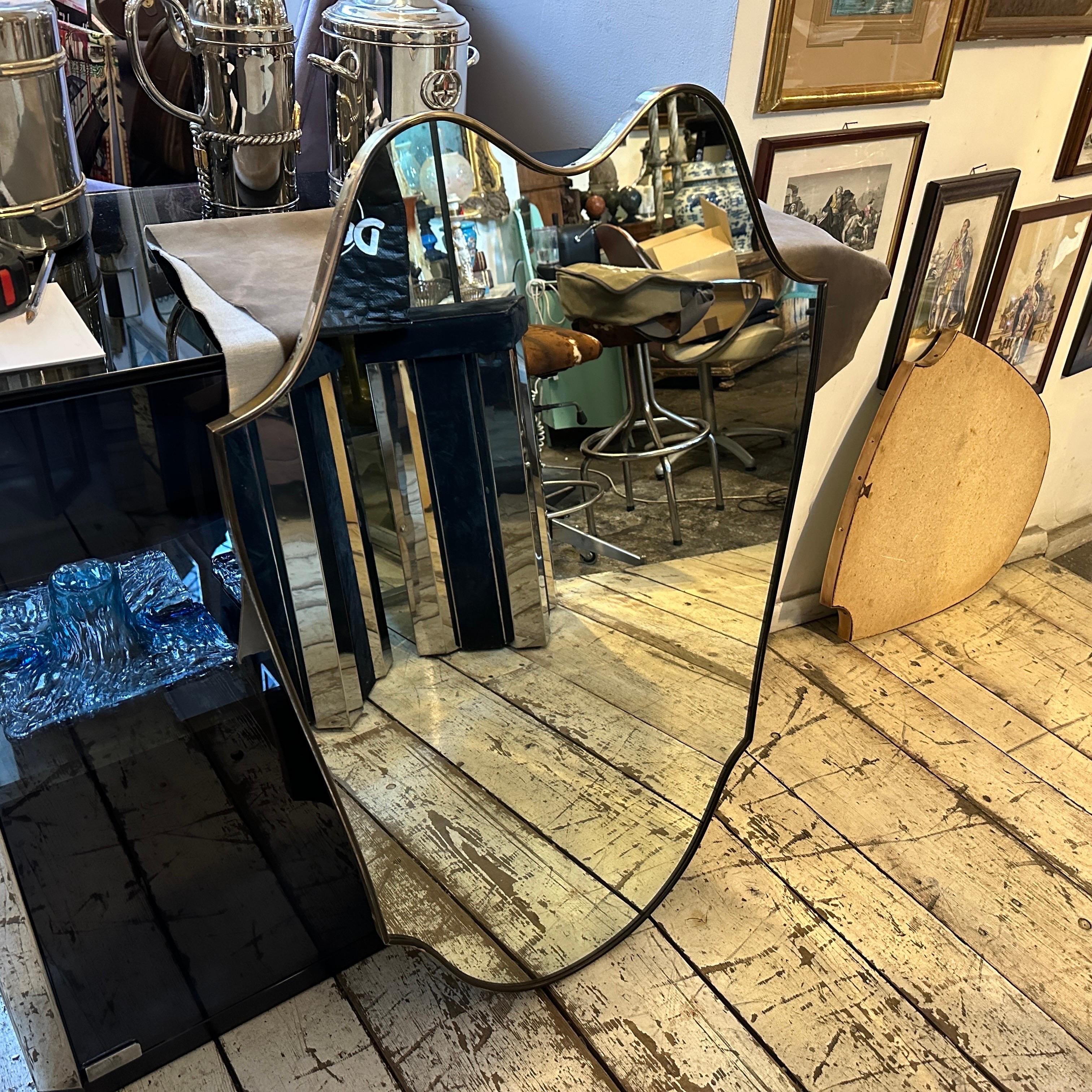 Espejo de pared grande italiano de latón macizo estilo Gio Ponti de mediados de siglo 1950 en Bueno estado para la venta en Aci Castello, IT