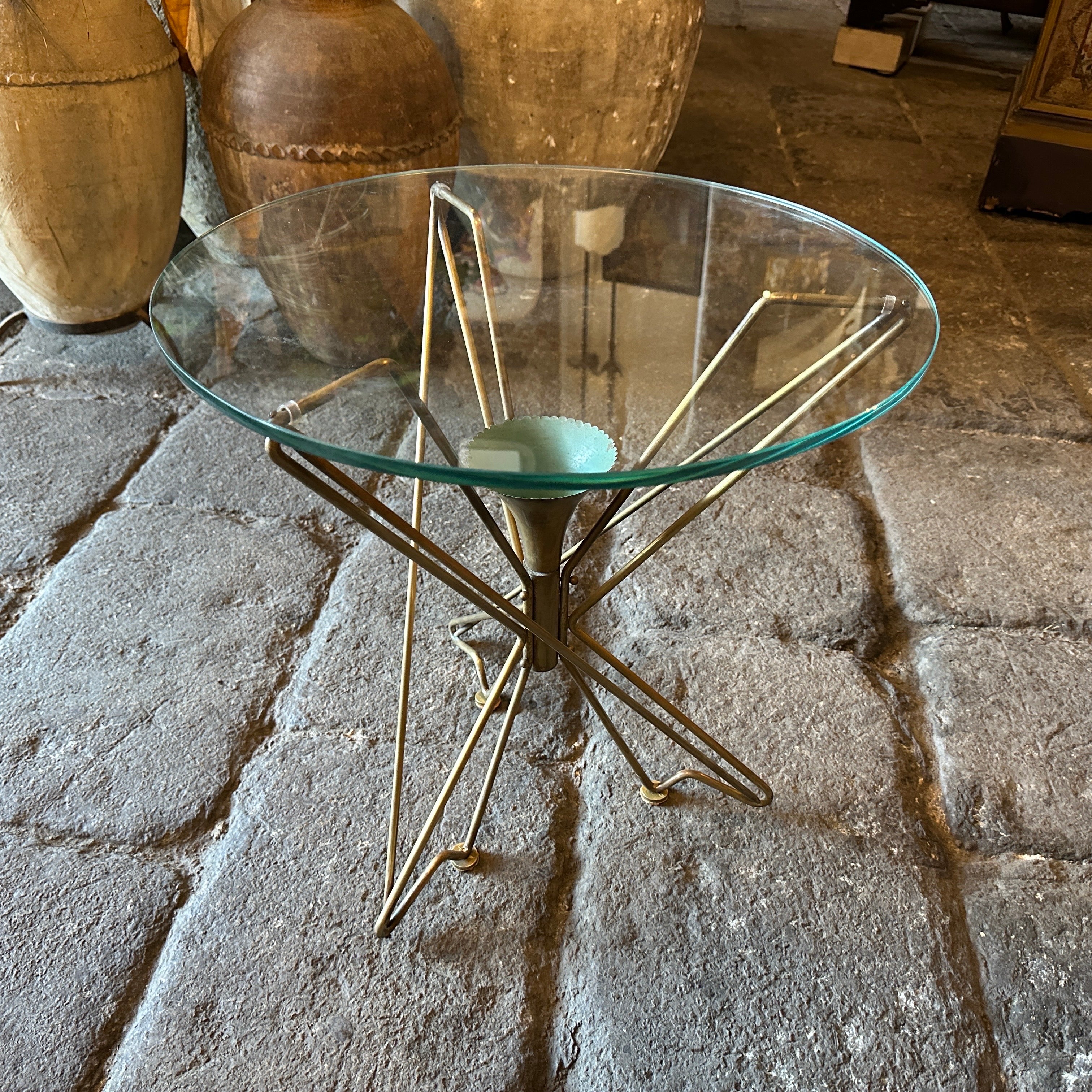 1950s Gio Ponti Style Mid-Century Modern Solid Brass Round Italian Coffee Table In Good Condition For Sale In Aci Castello, IT