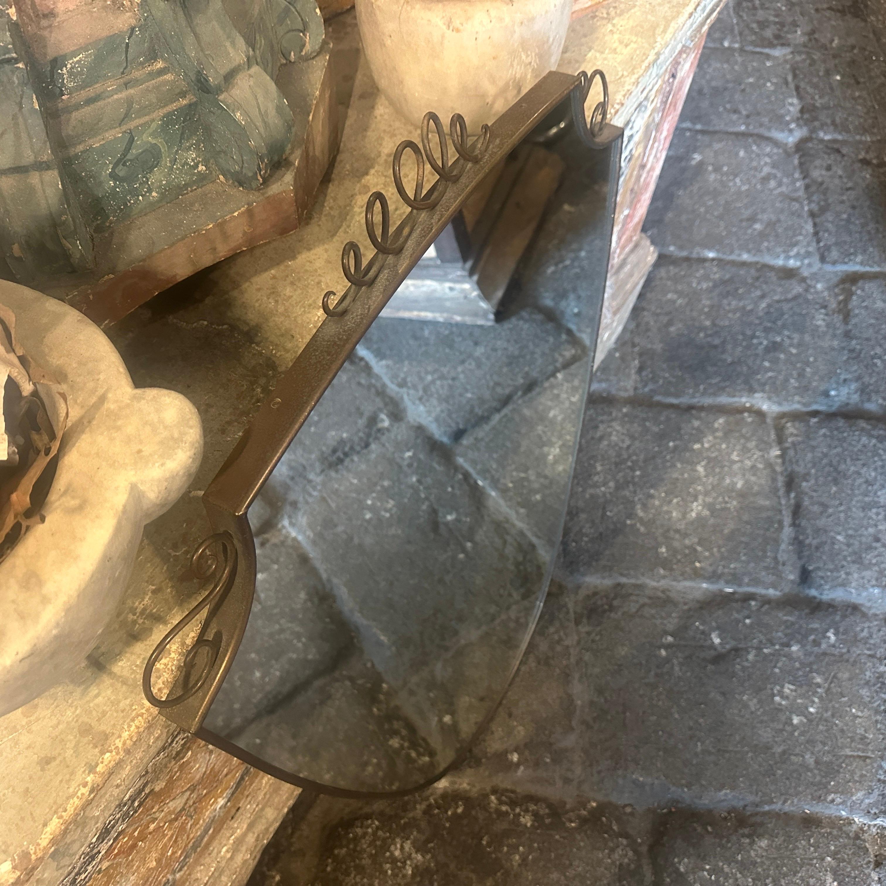 Espejo de pared en forma de escudo de latón macizo estilo Gio Ponti de mediados de siglo XX en venta 3