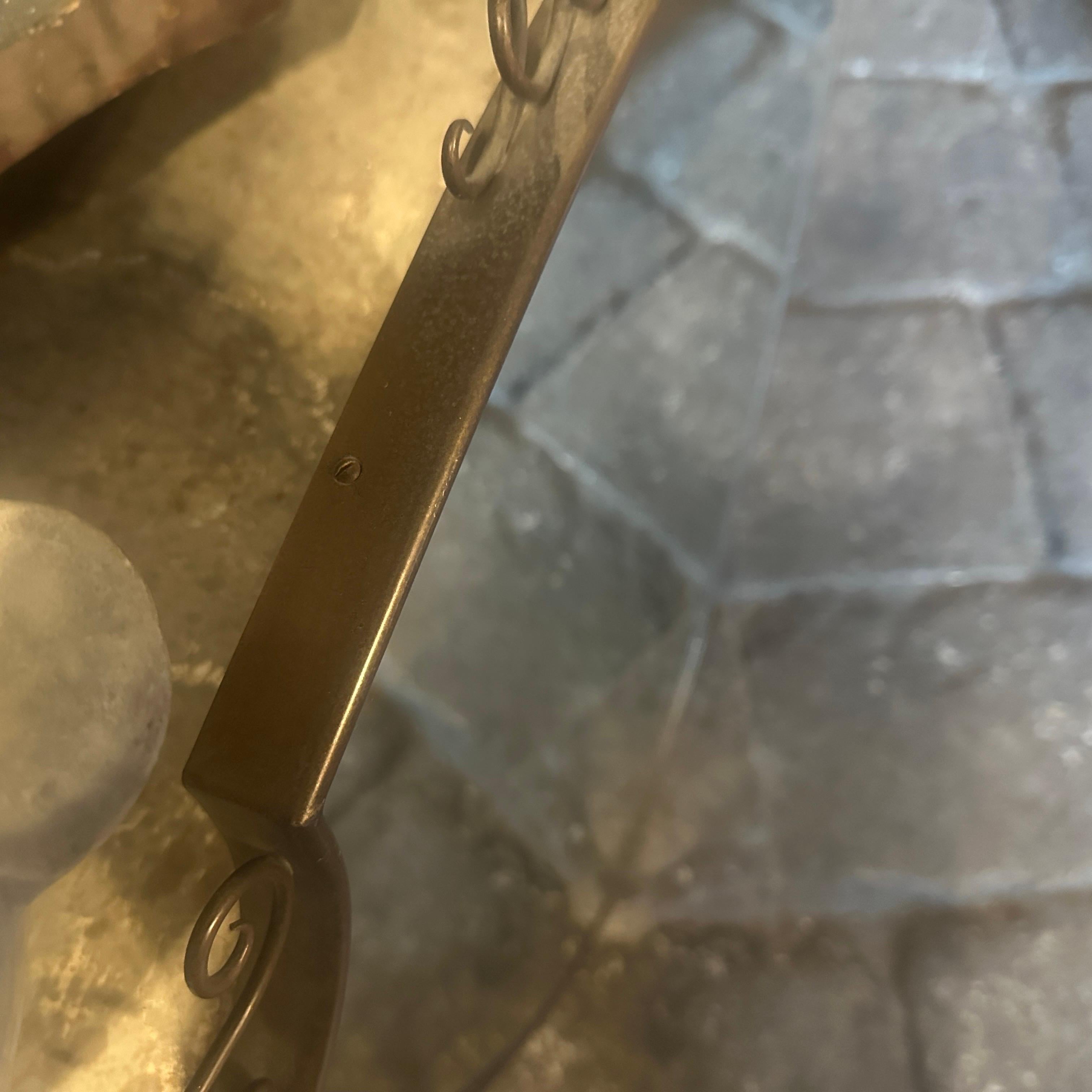 Espejo de pared en forma de escudo de latón macizo estilo Gio Ponti de mediados de siglo XX en venta 4