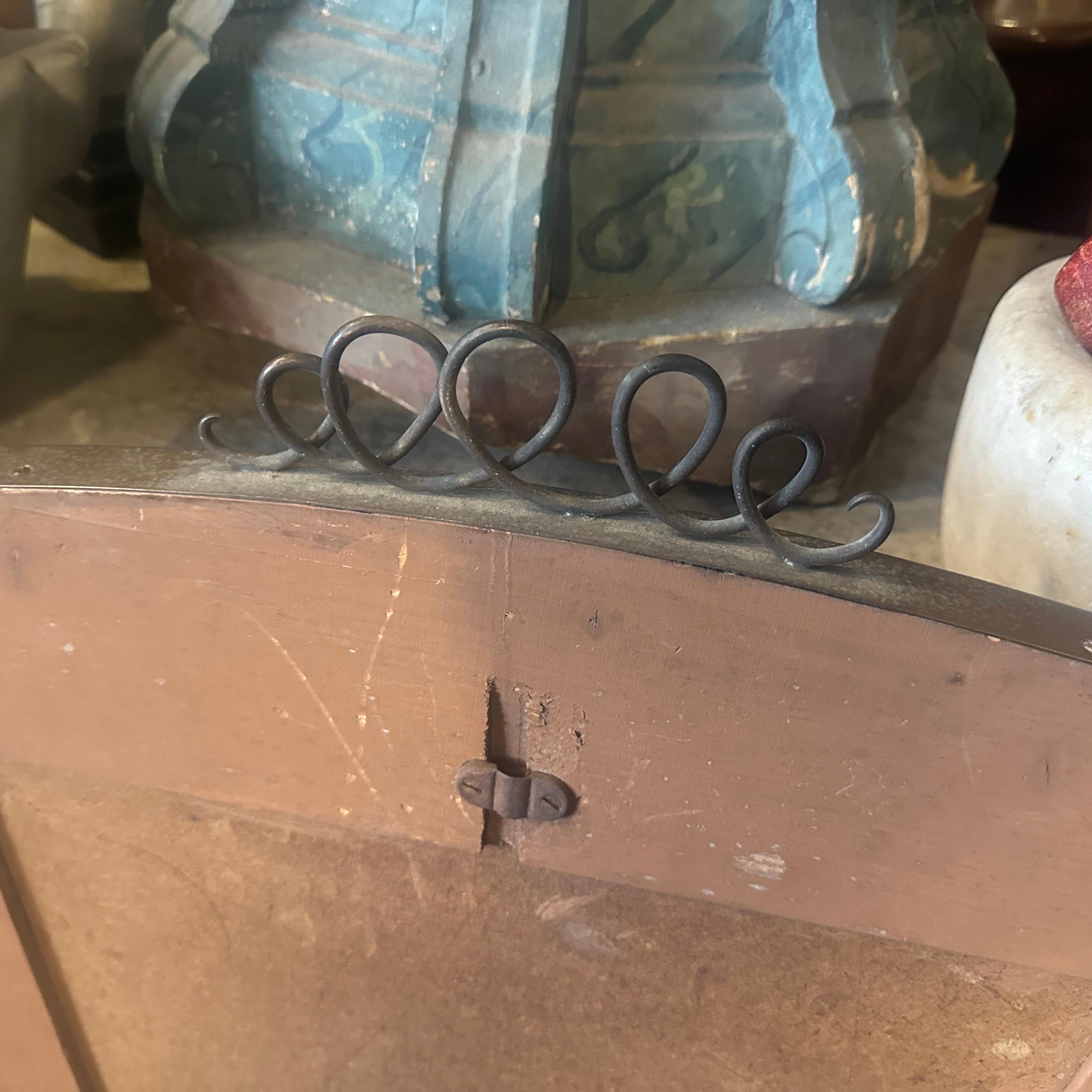 Espejo de pared en forma de escudo de latón macizo estilo Gio Ponti de mediados de siglo XX en venta 5